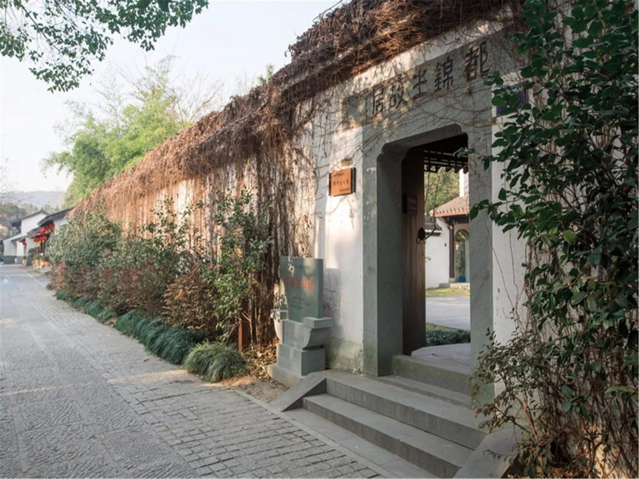 Nearby landmark in Yurong West Lake Cottage Resort Hotel Hangzhou