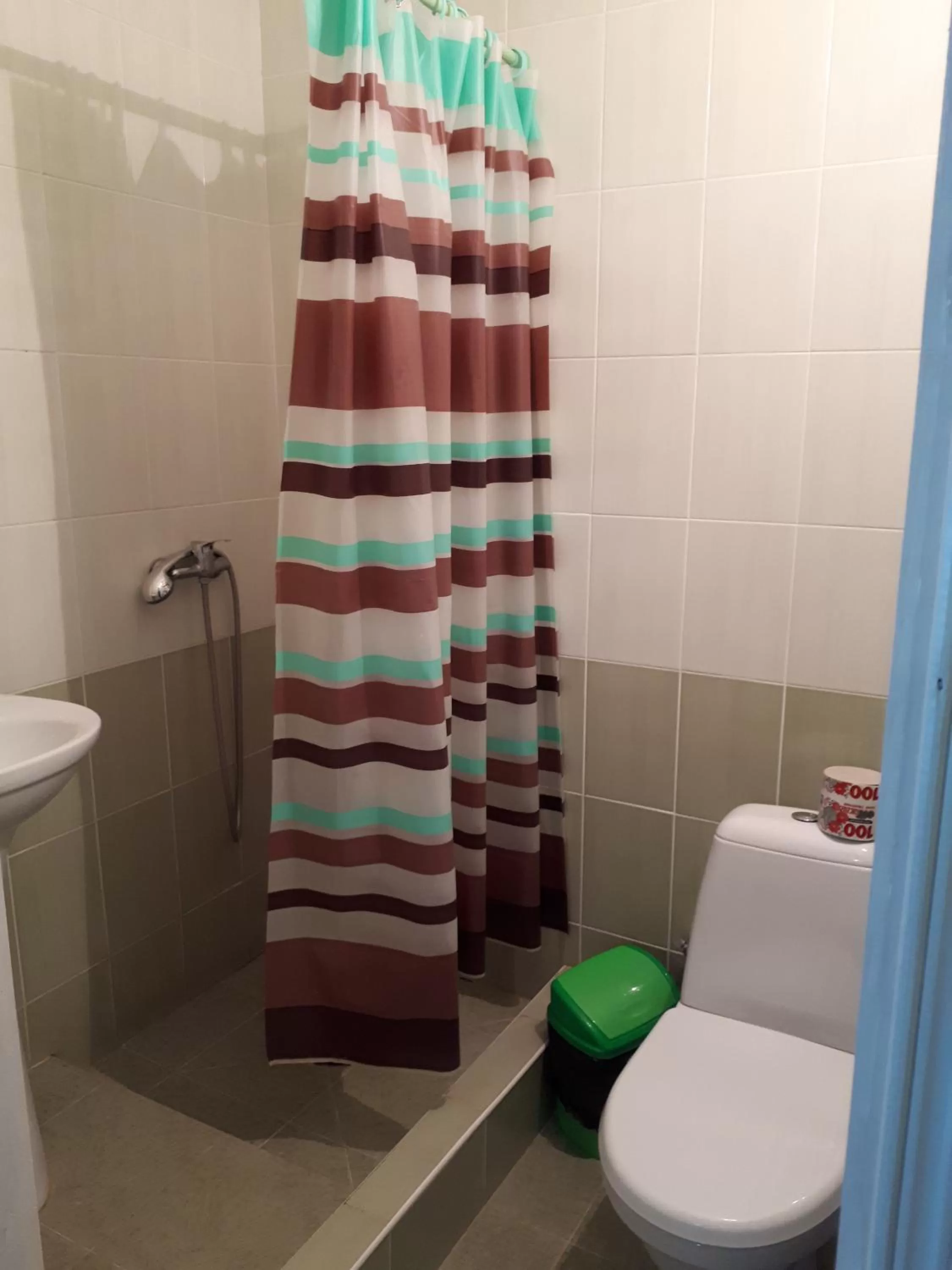 Shower in Hotel Gostynnyi Dvir