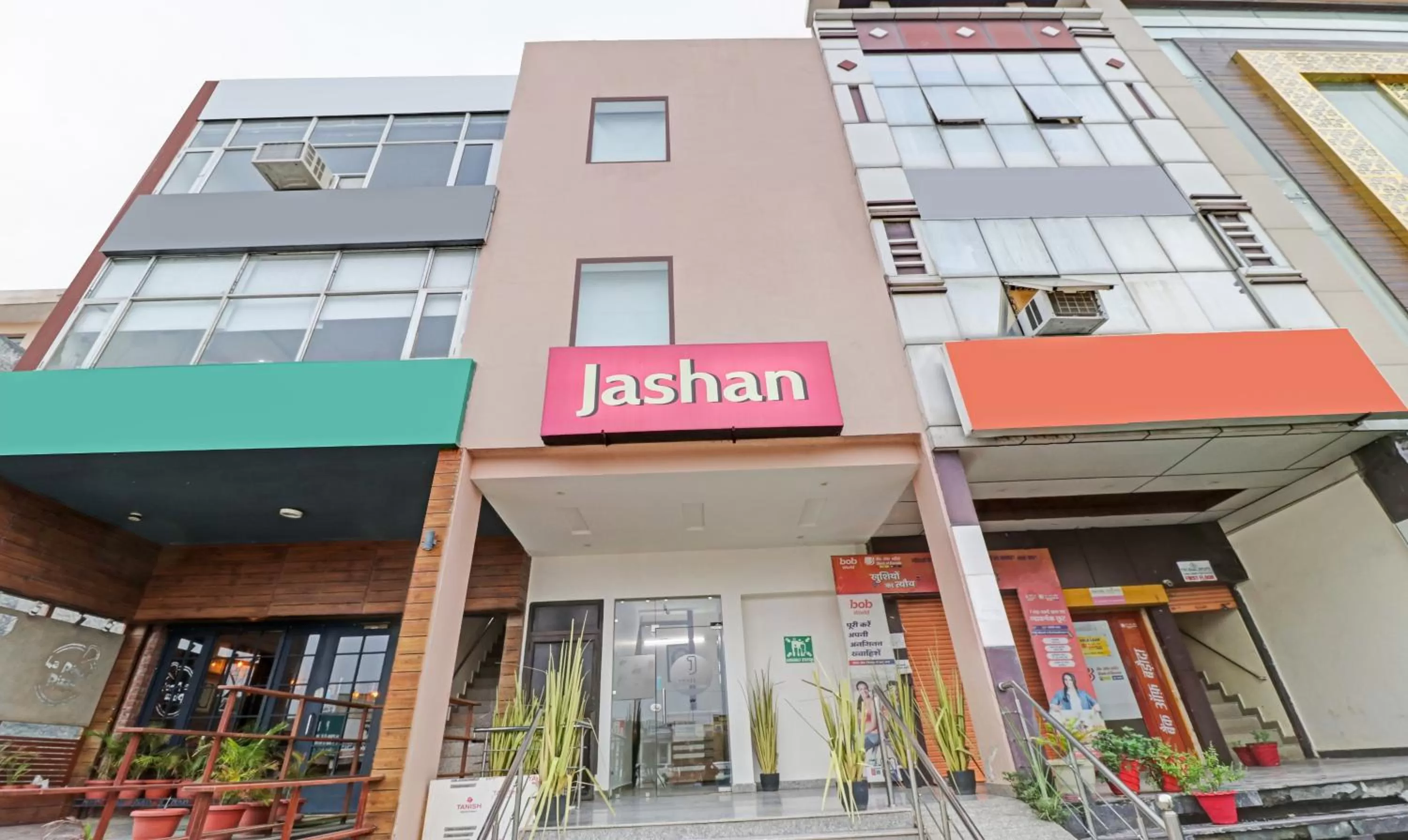 Property building in Itsy Hotels Jashan