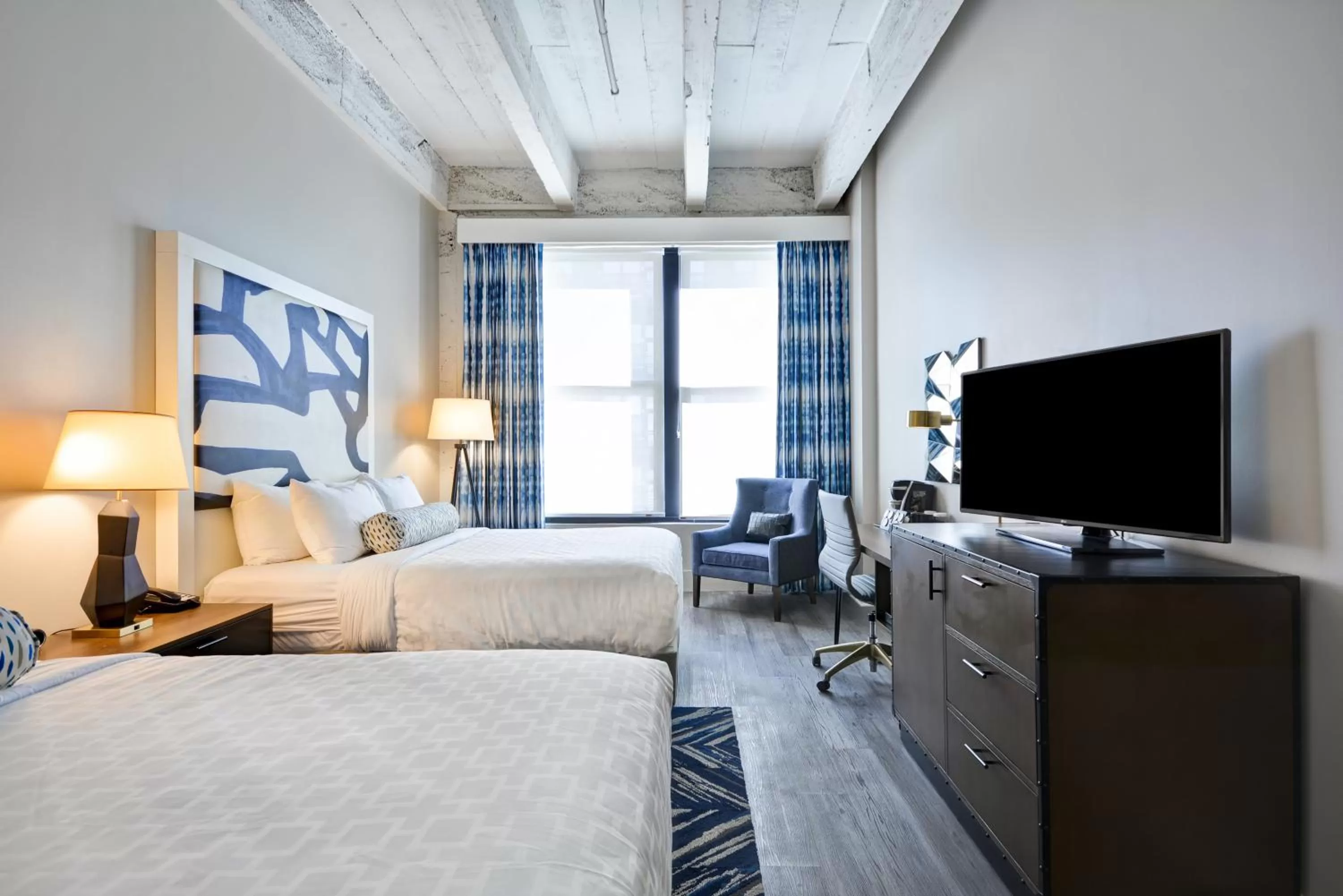 Photo of the whole room, Bed in Hotel Indigo Kansas City - The Crossroads by IHG
