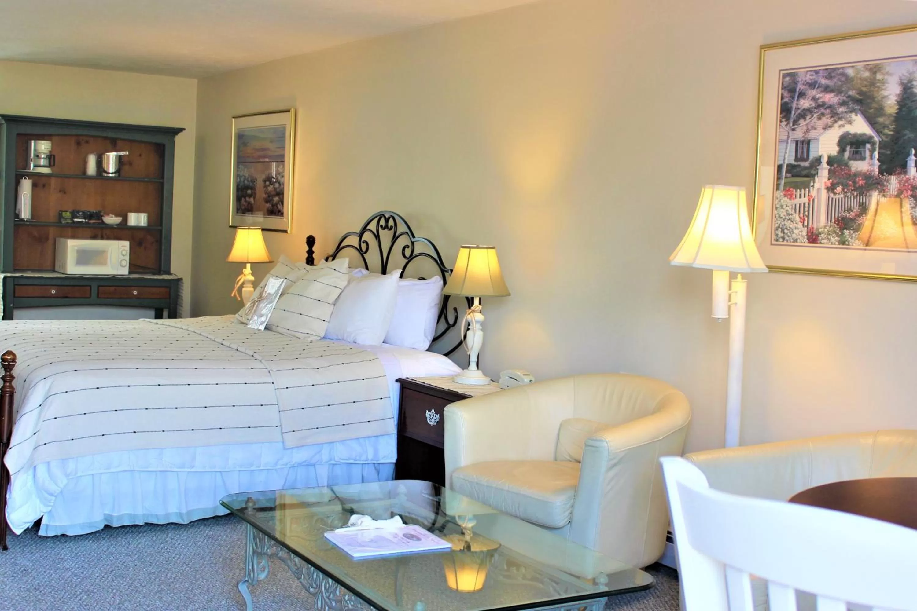 Deluxe King Room in Red Horse Inn