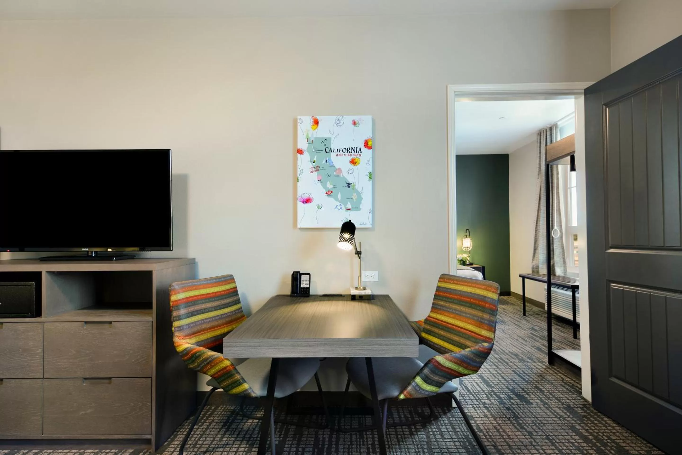 TV and multimedia in Oxford Suites Paso Robles