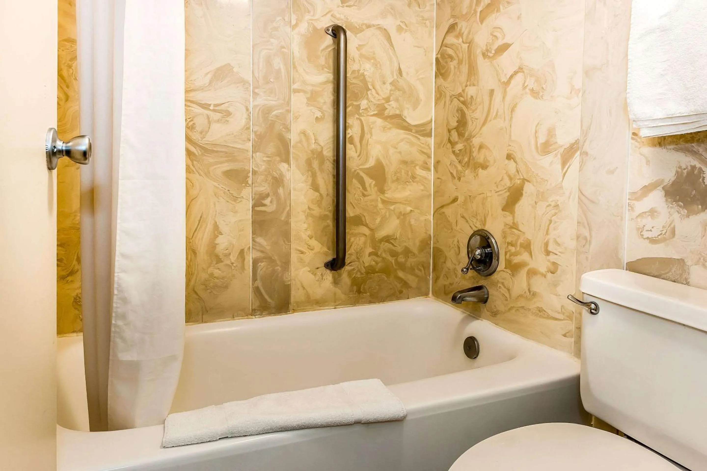 Bathroom in Econo Lodge Vincennes