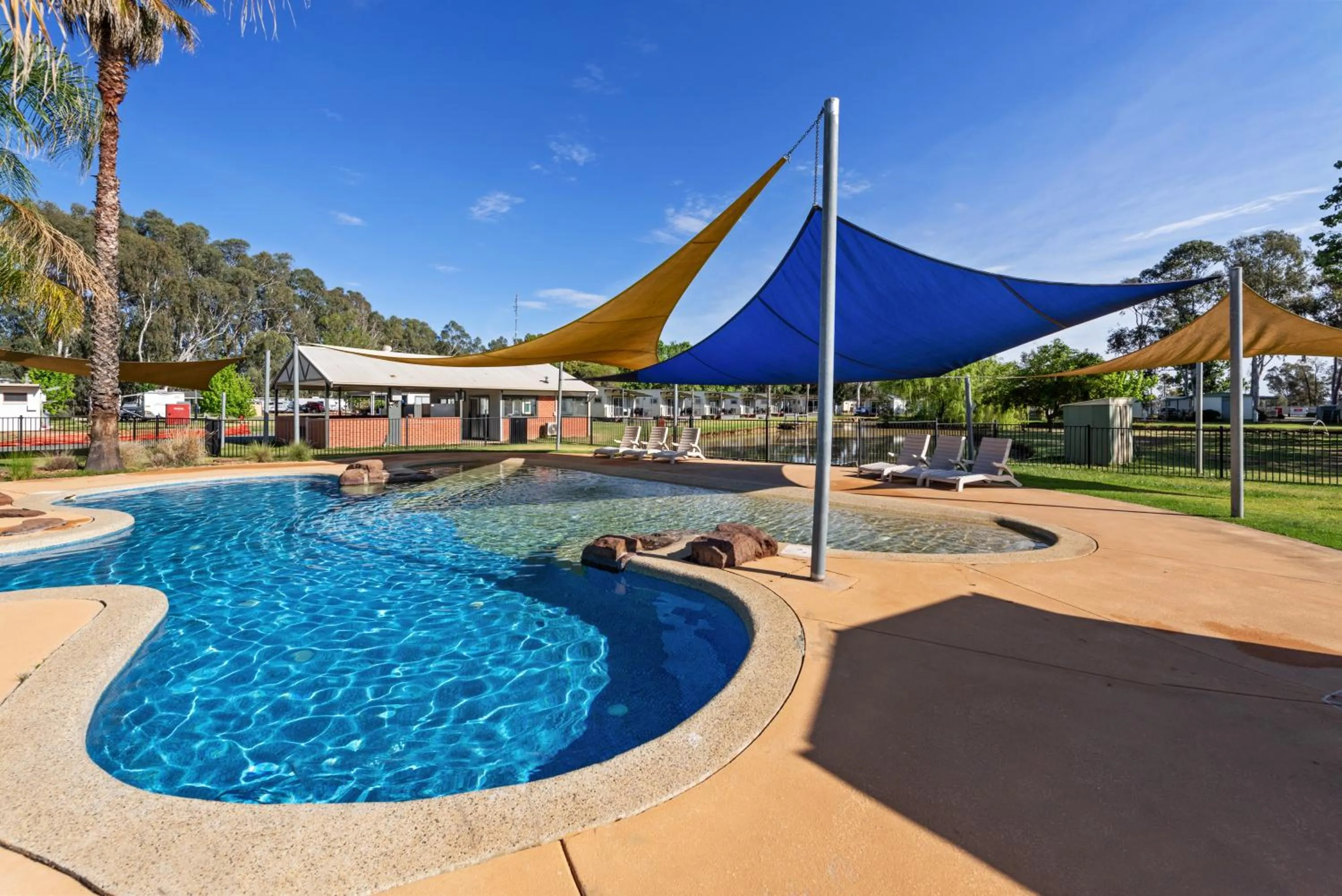 Swimming pool in Discovery Parks - Maidens Inn Moama