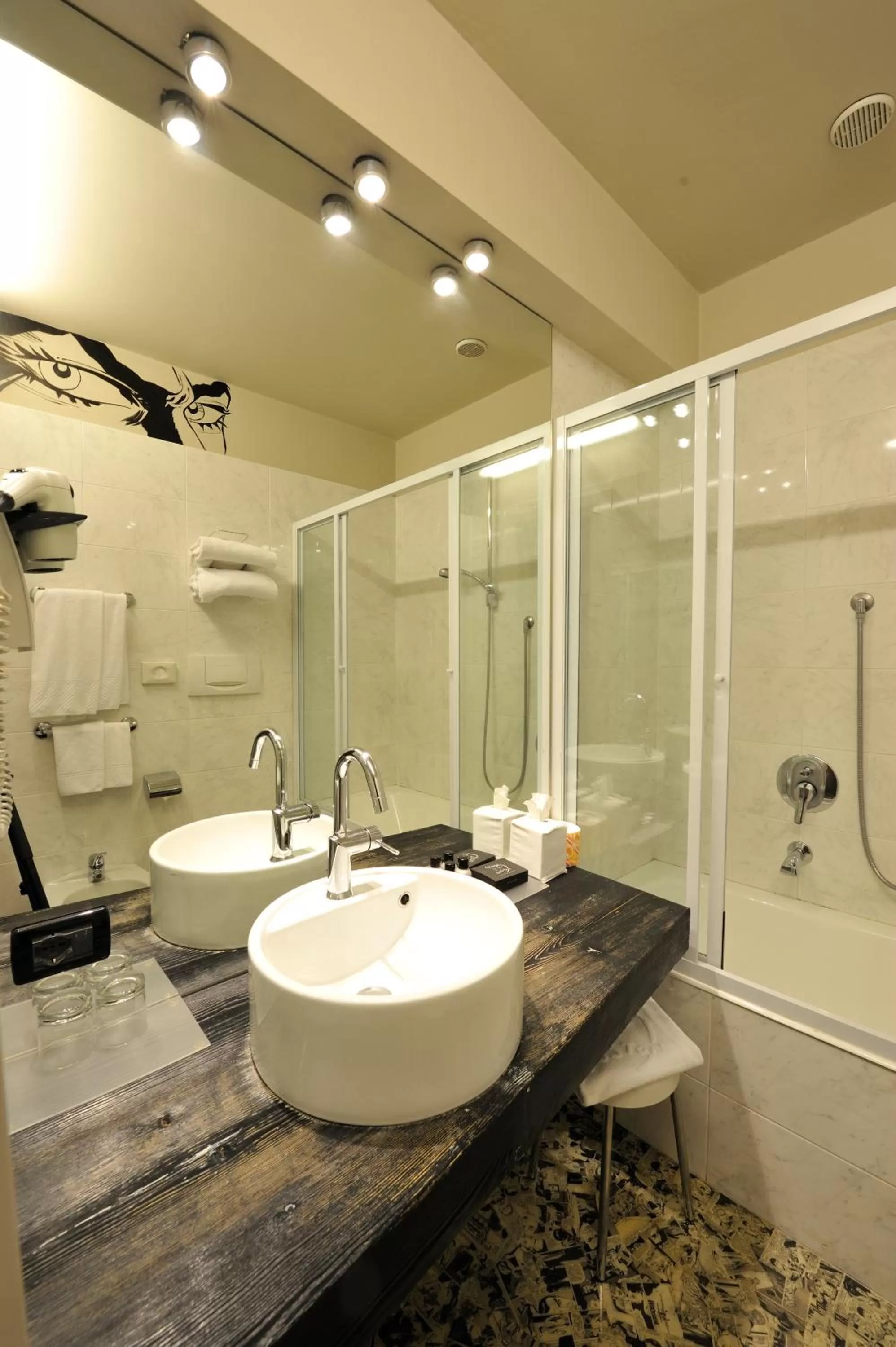 Shower in Art Hotel Boston