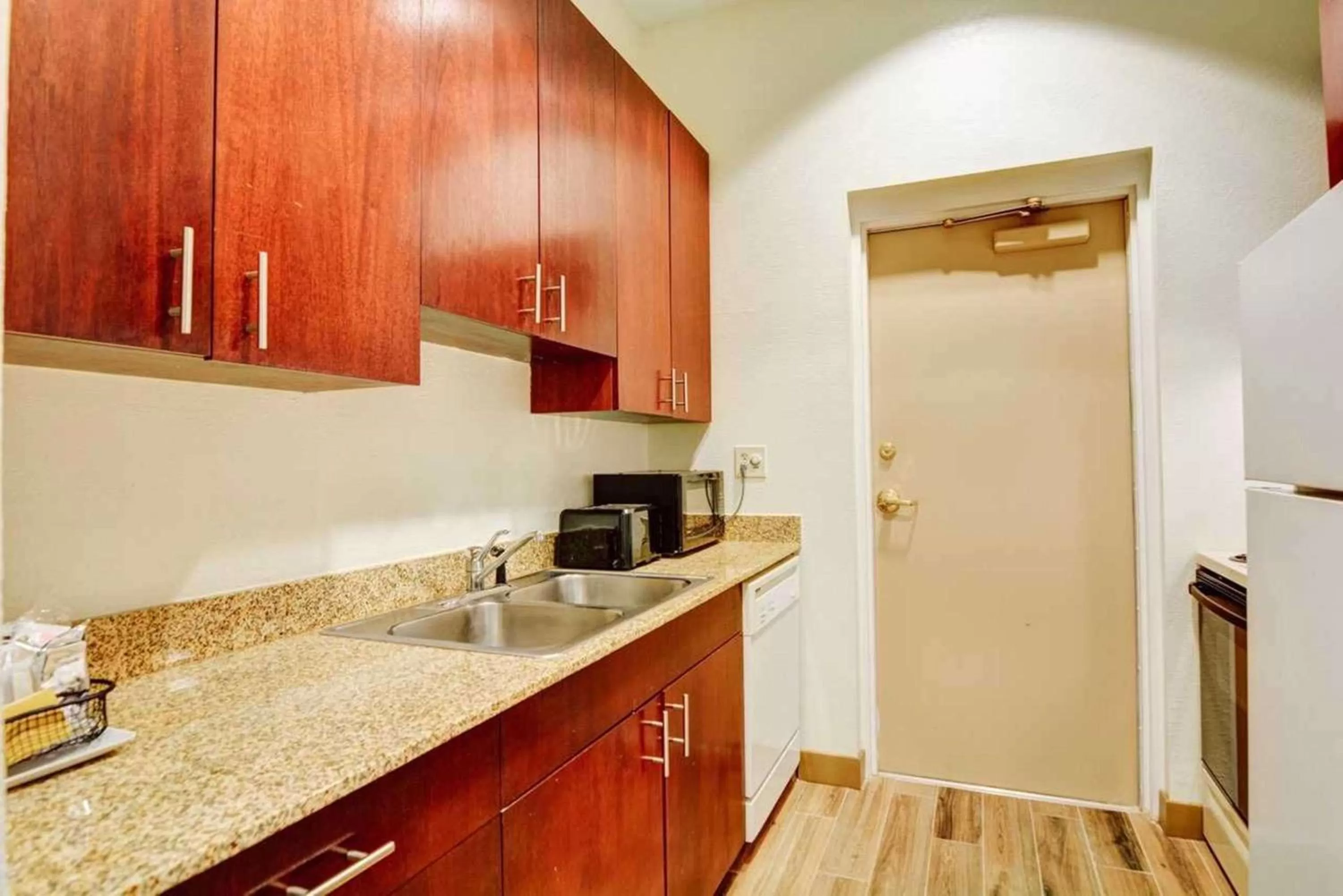 Kitchen or kitchenette in Hampton Inn Palm Beach Gardens