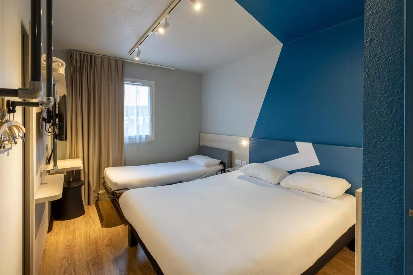 Bedroom, Bed in ibis Budget Millau Viaduc