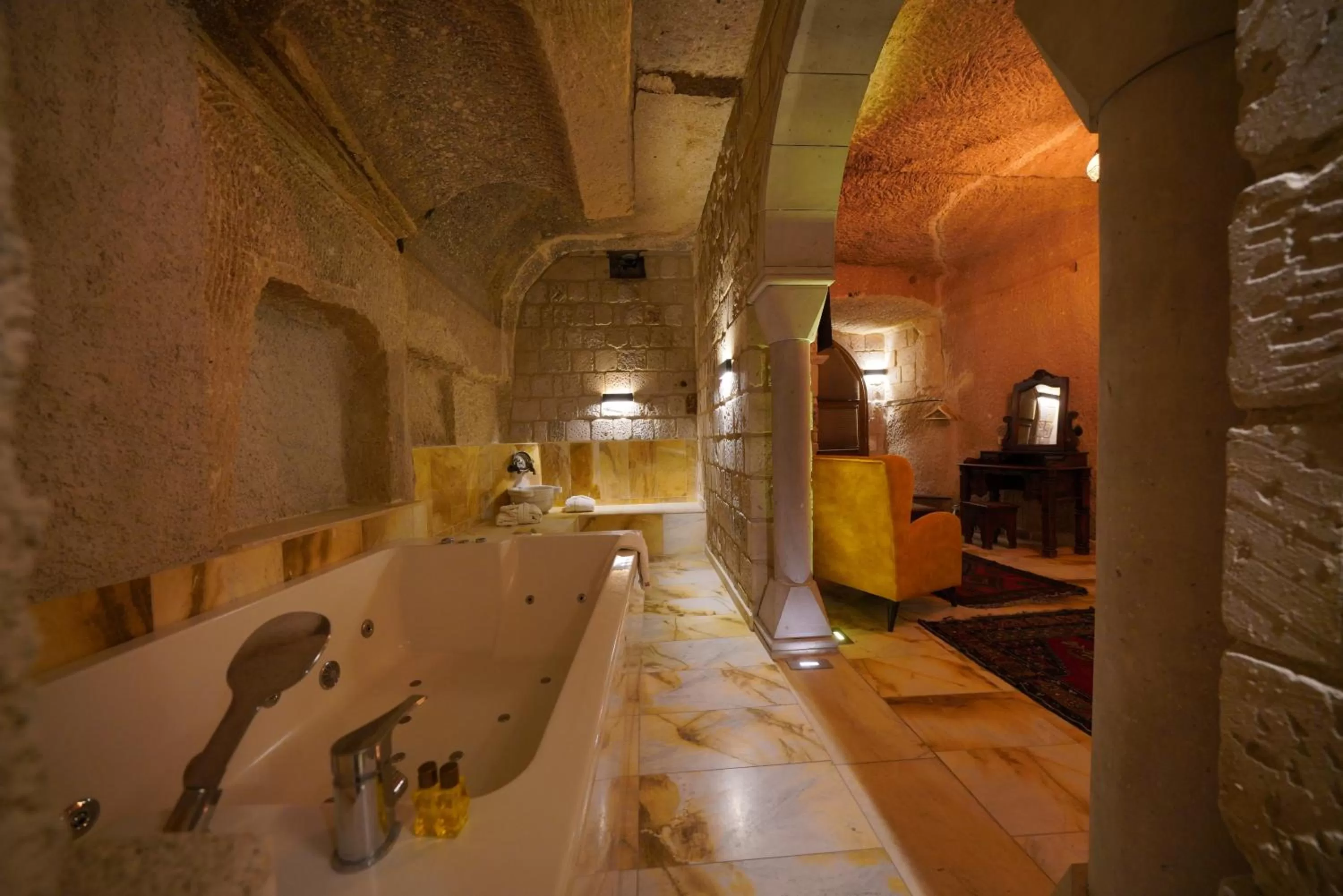 Hot Tub in Shoestring Cave House