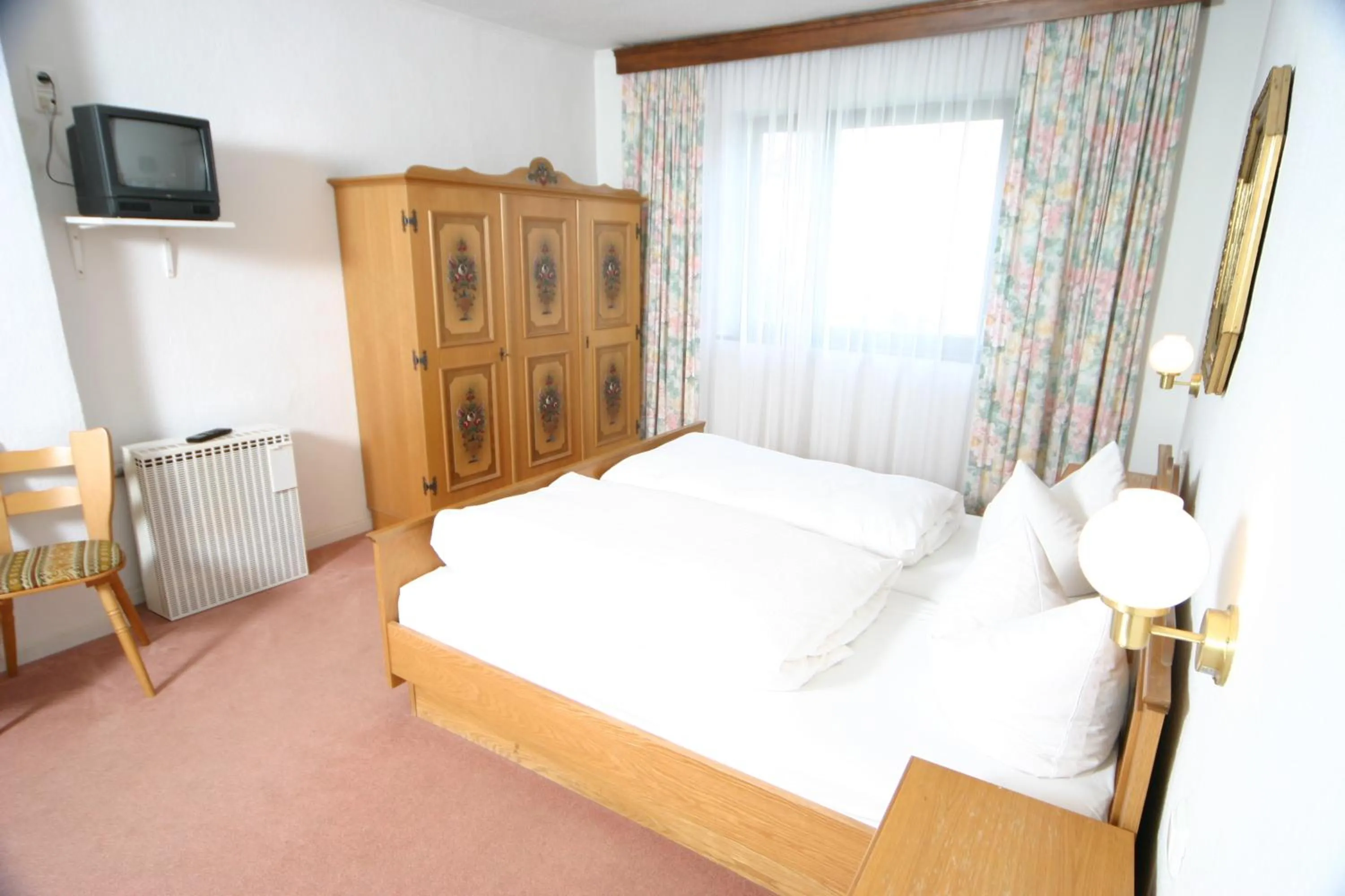 Photo of the whole room, Bed in Hotel Zum Stemplinger Hansl