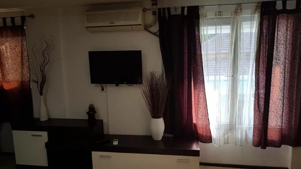 TV/Entertainment Center in LIRA EXCELLENT NIS