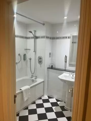 Shower in Park House Hotel