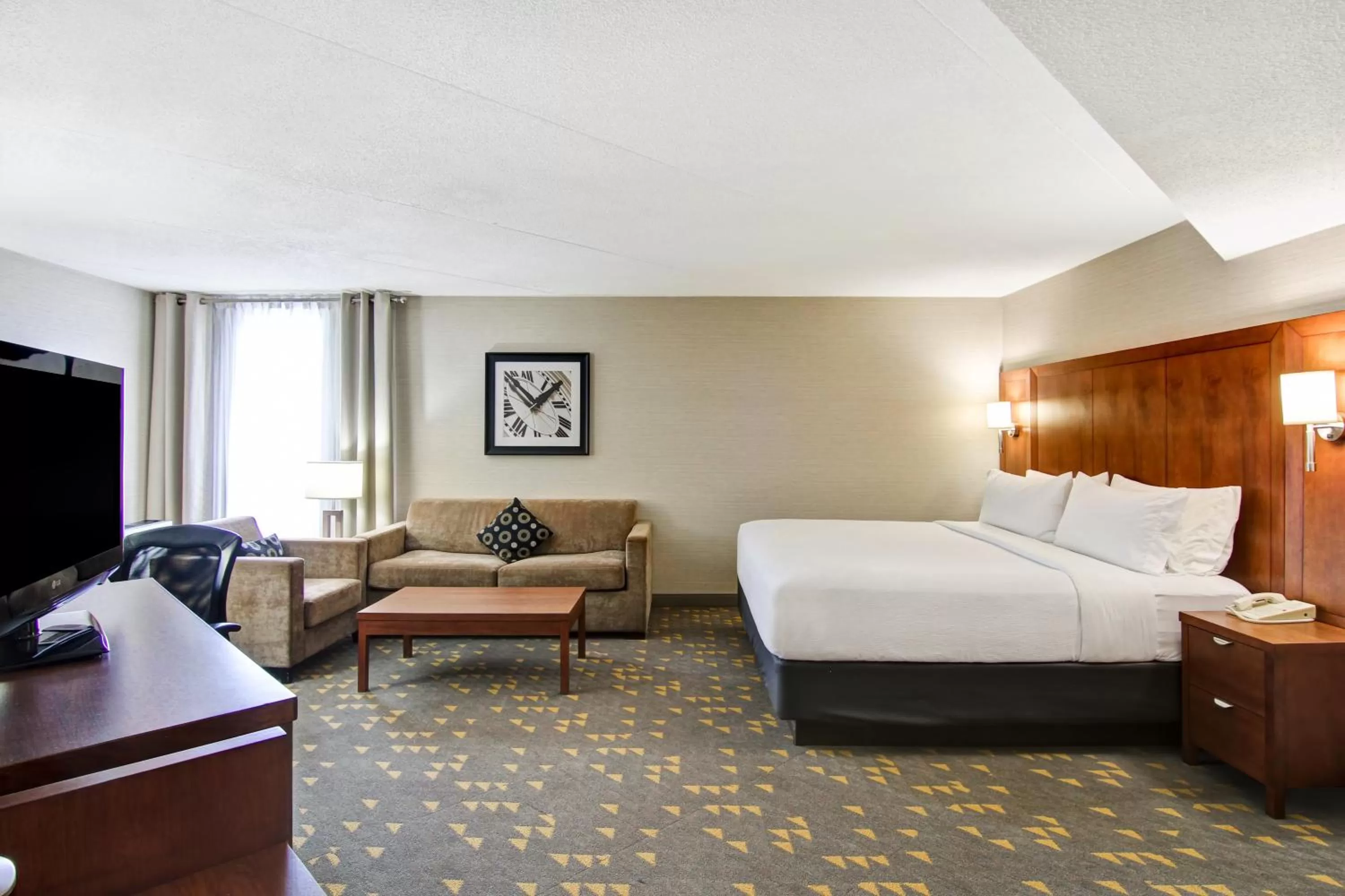Photo of the whole room, Bed in Holiday Inn Oakville Centre by IHG