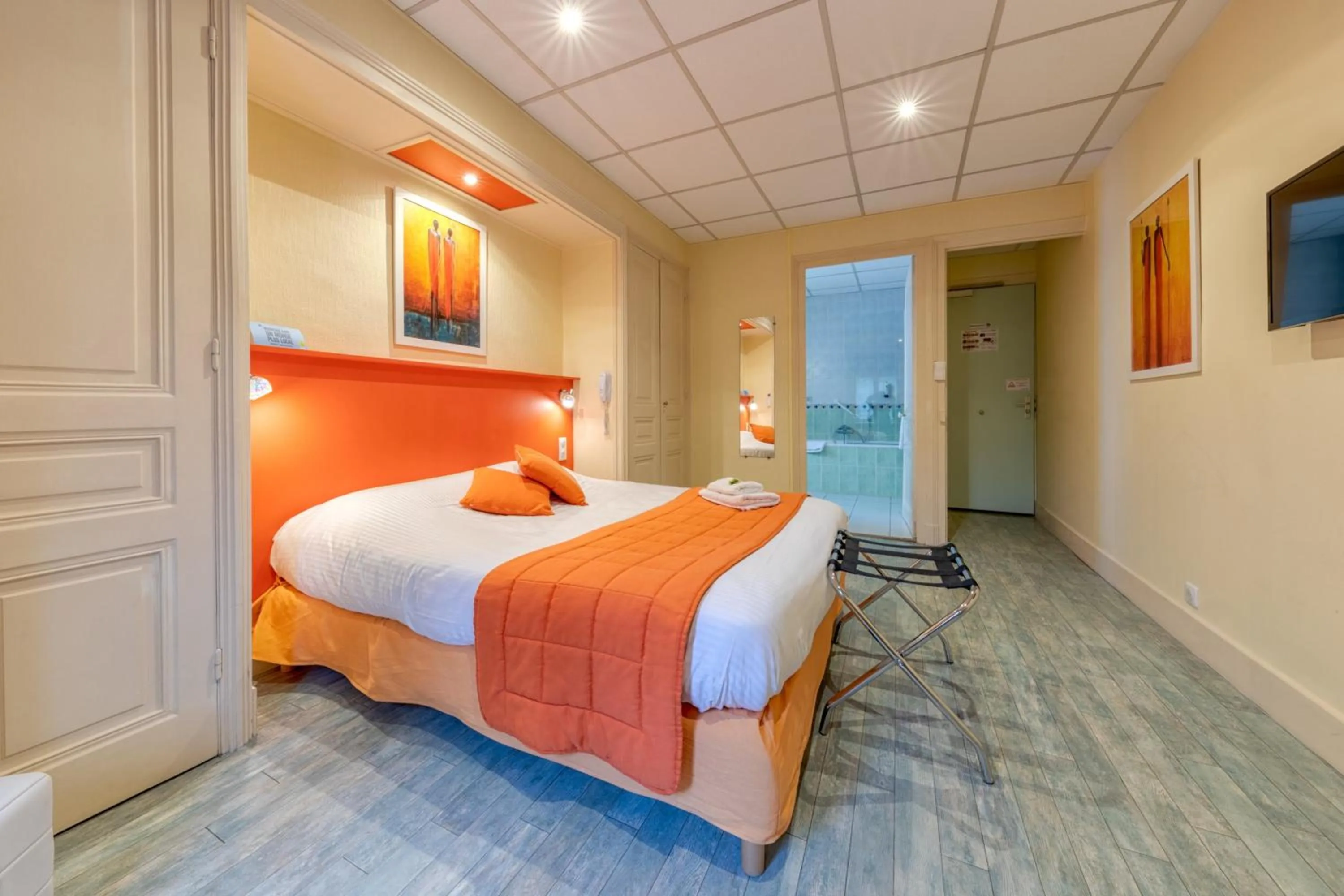 Photo of the whole room, Bed in La Commanderie de Champarey