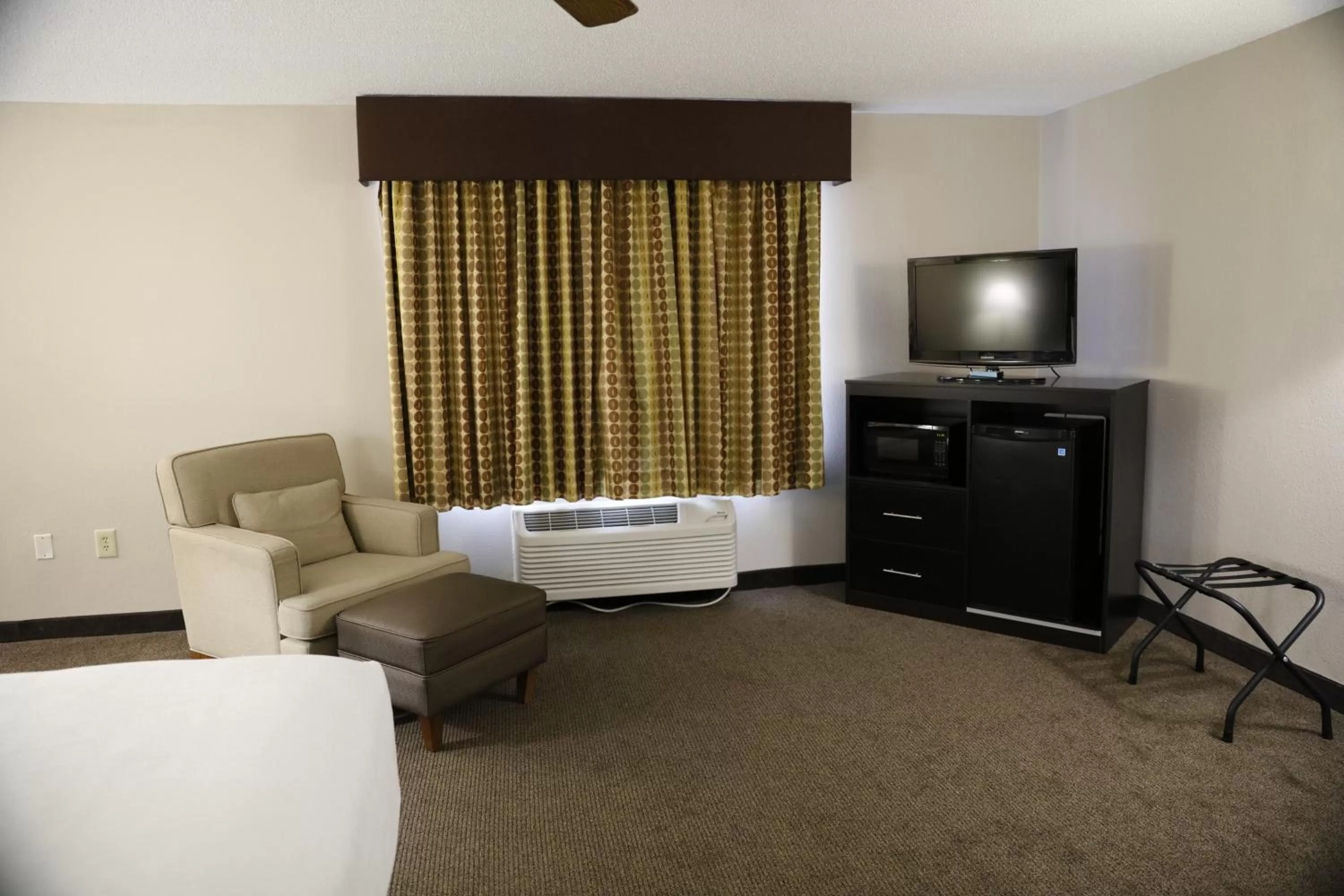 TV and multimedia, Bed in Baymont by Wyndham Rockford