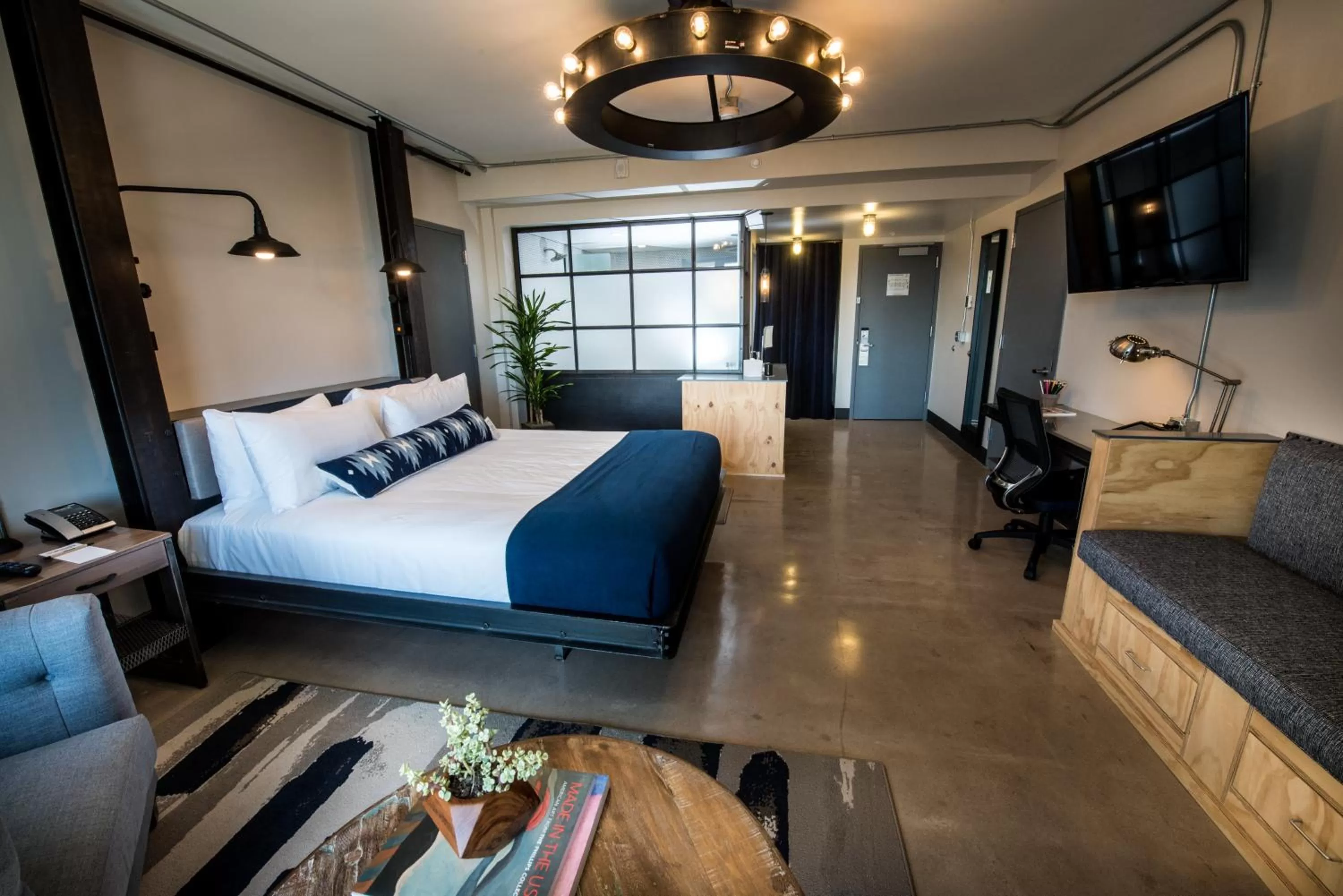 Photo of the whole room, Bed in Found Re Phoenix