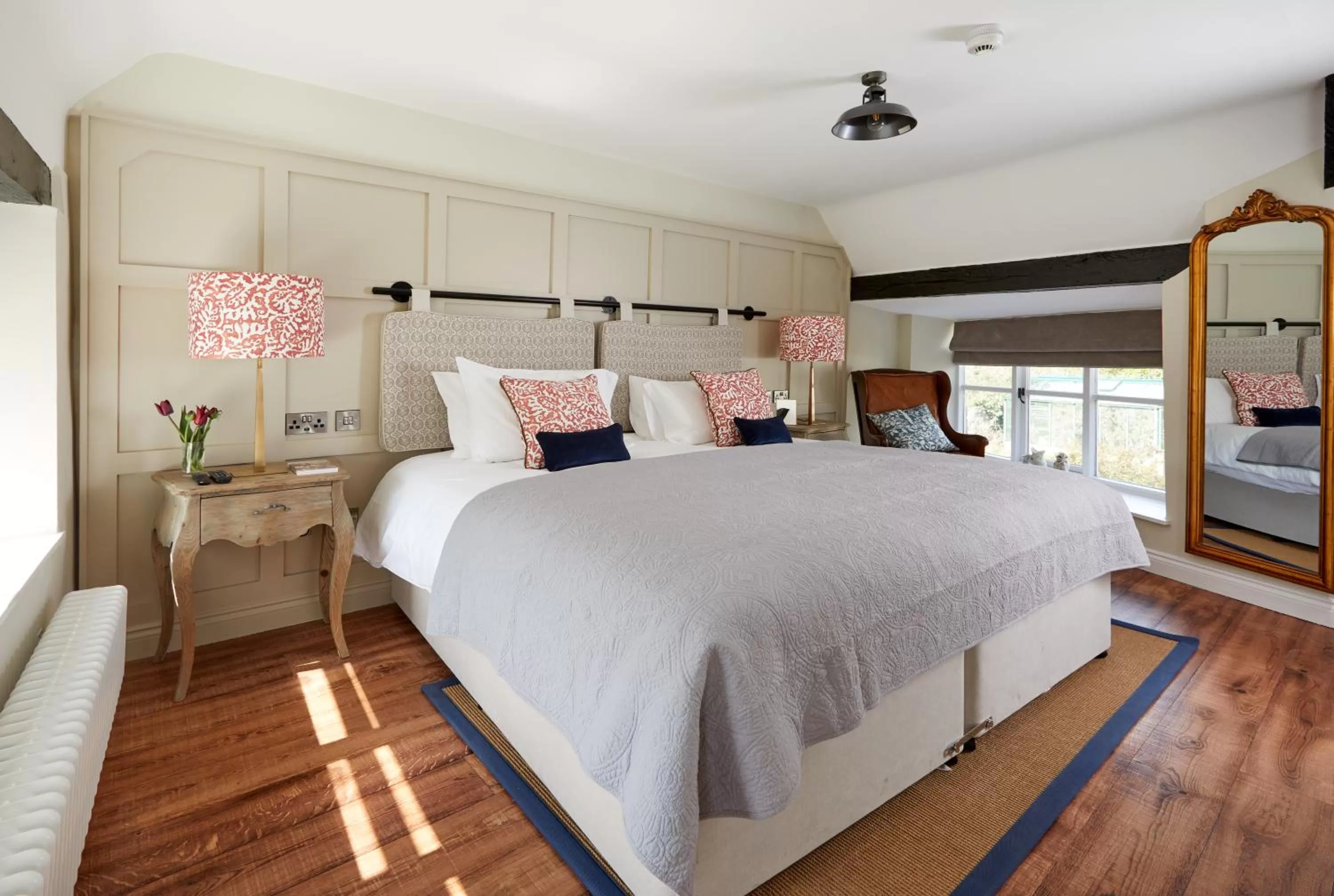 Bedroom, Bed in The Crown Inn, Church Enstone