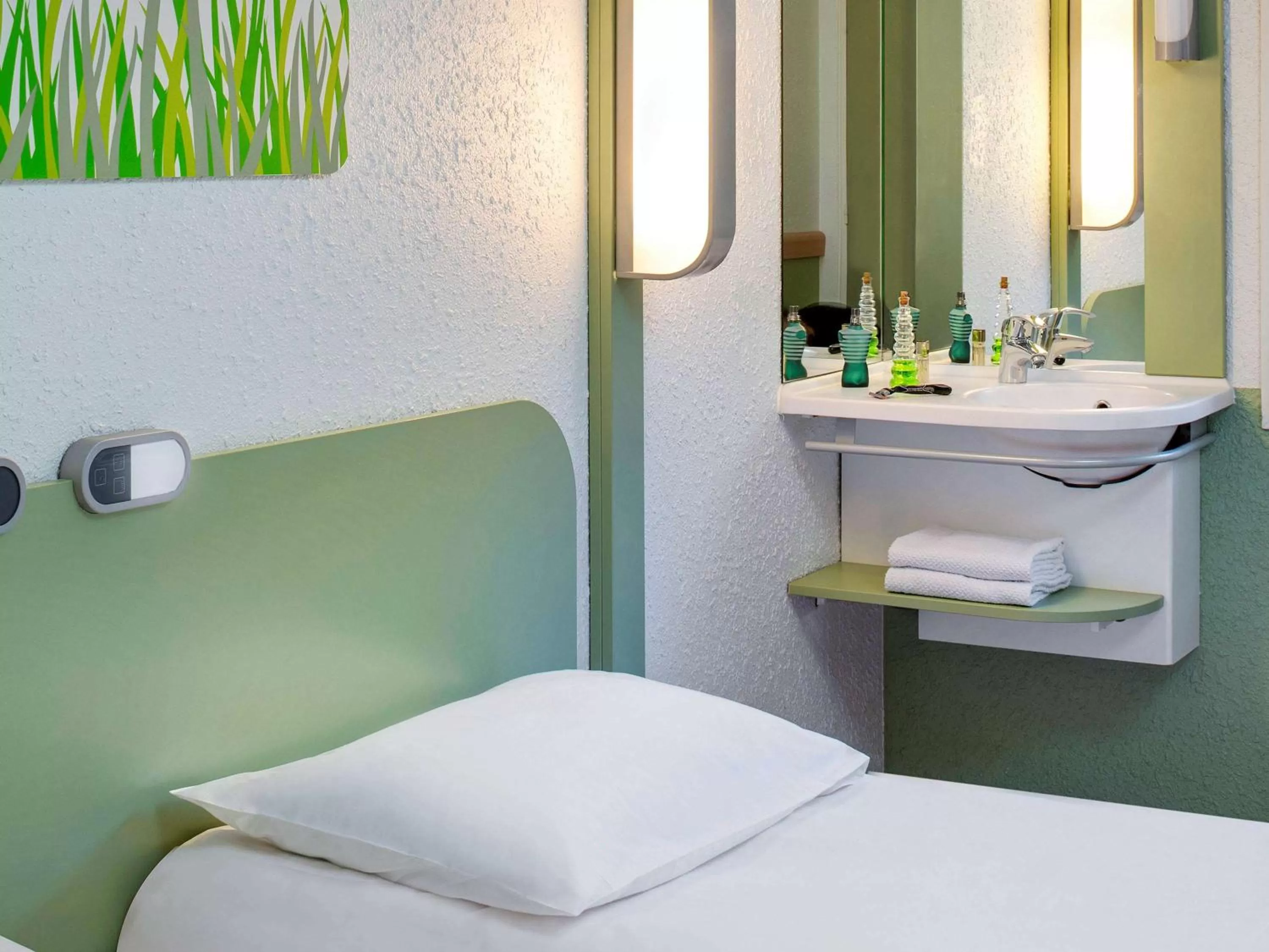 Photo of the whole room, Bed in Hotel Ibis Budget Vichy