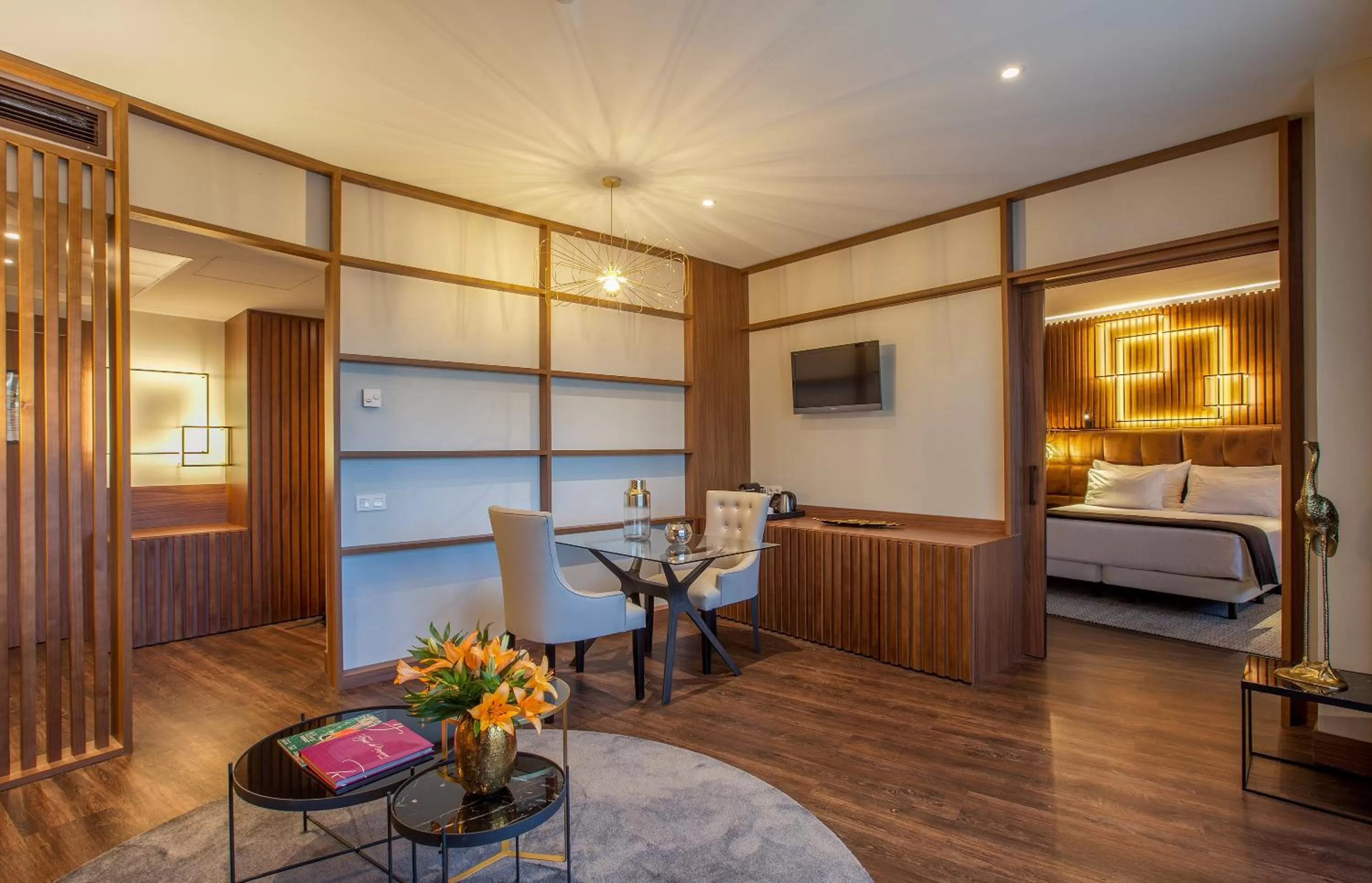 Living room, Bed in Hotel Tres Reyes Pamplona