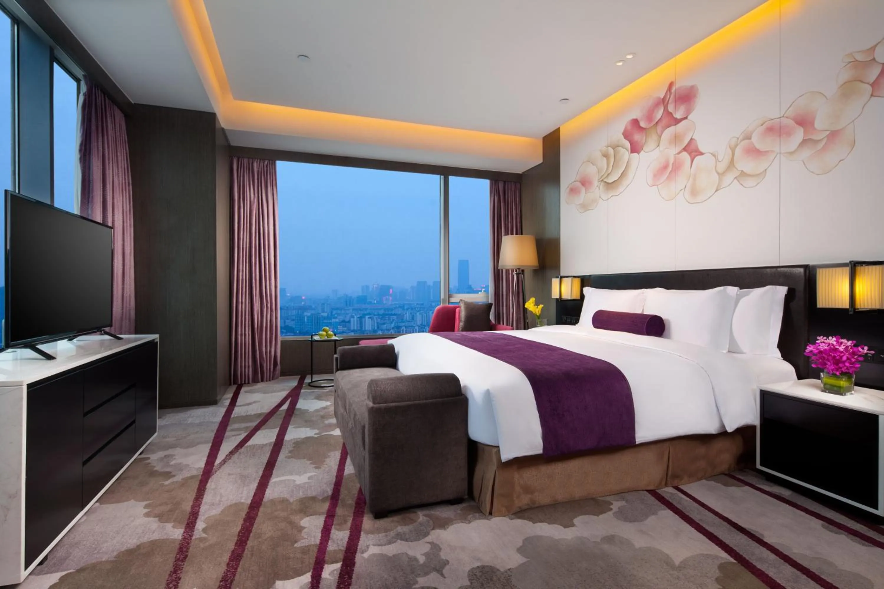 Photo of the whole room, Bed in Crowne Plaza Kunshan by IHG