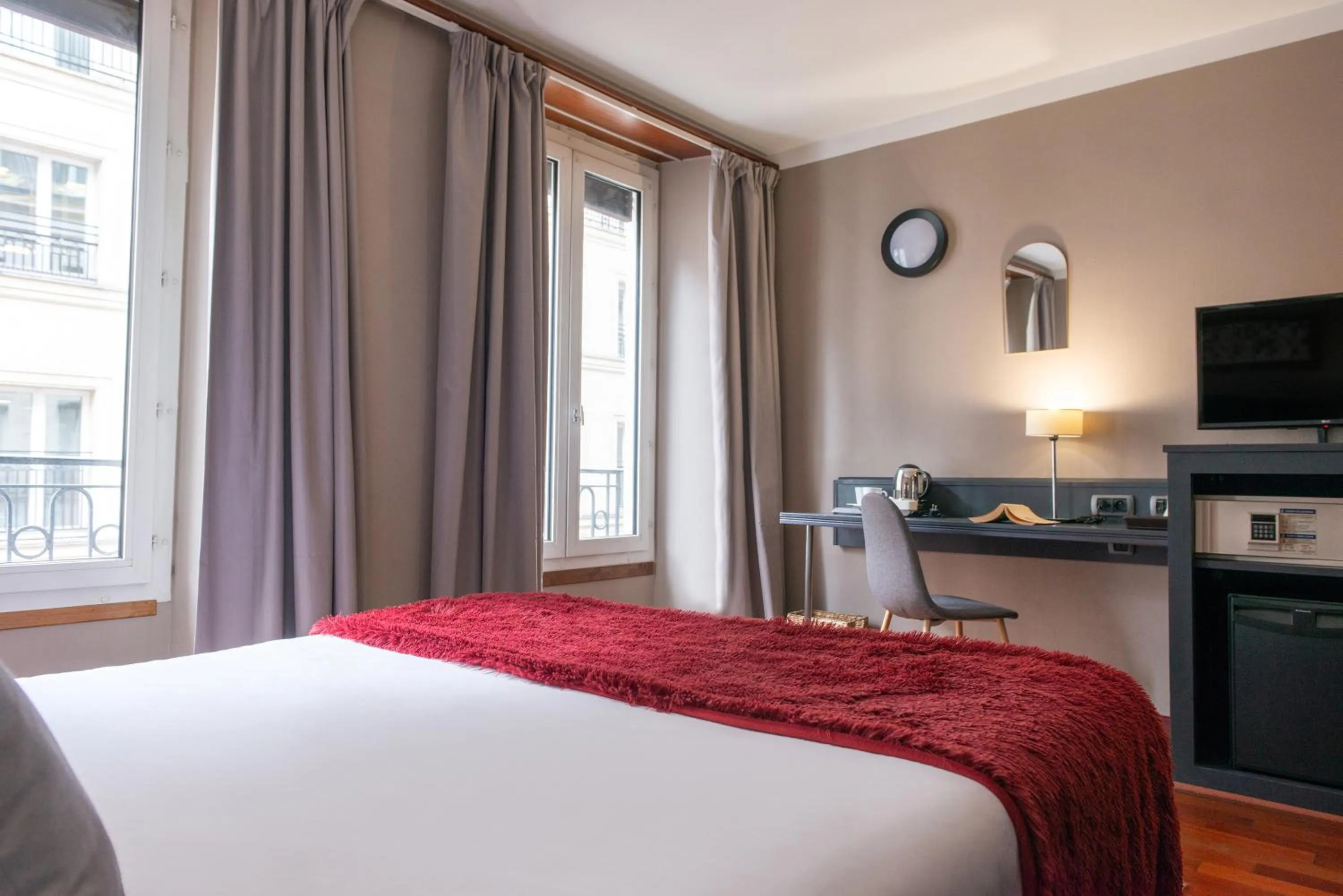 Photo of the whole room, Bed in Hotel George Sand Opéra Paris