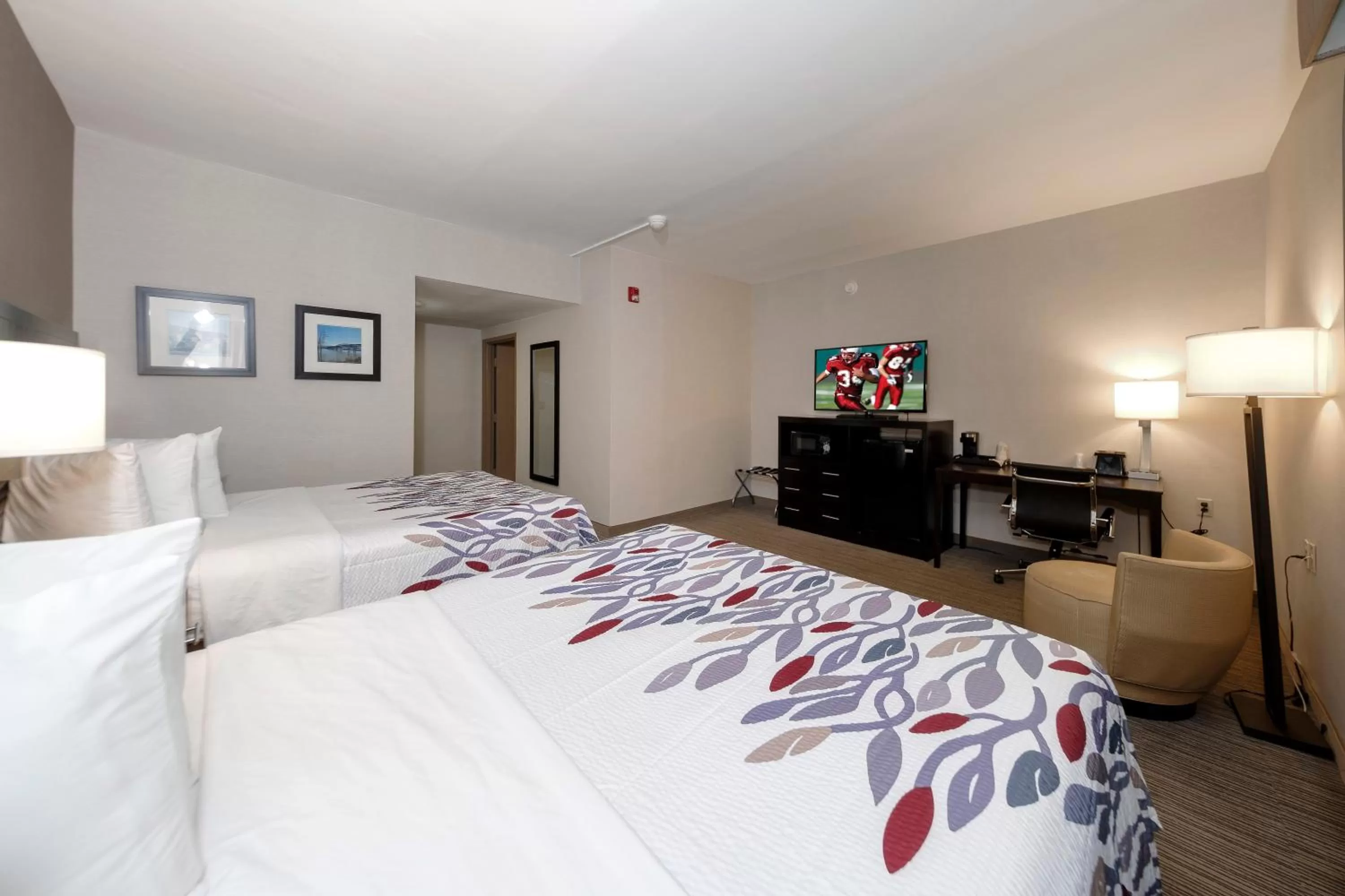 Bedroom, Bed in Red Roof Inn & Suites Newburgh - Stewart Airport West Point