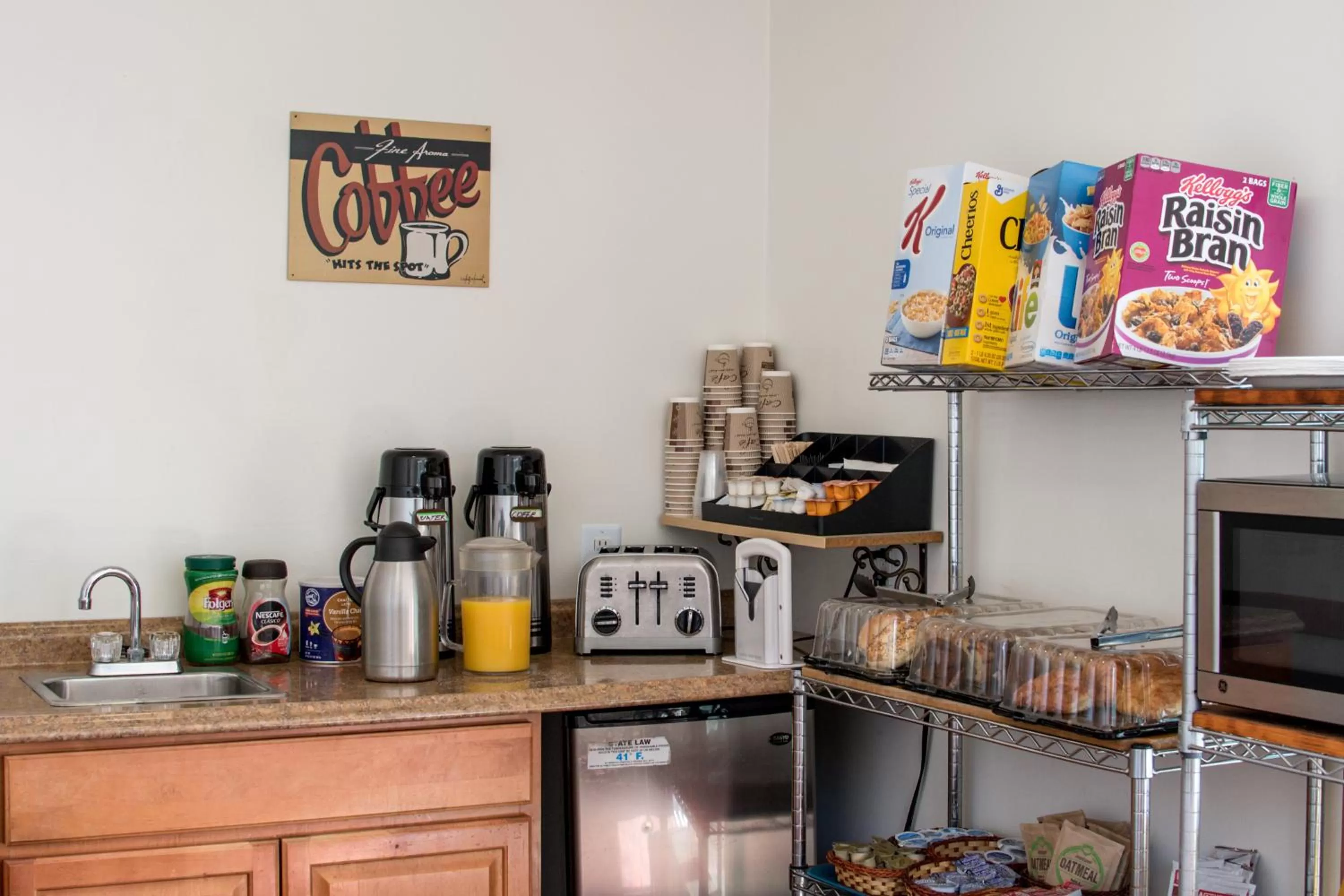 Continental breakfast in Wilshire Motel