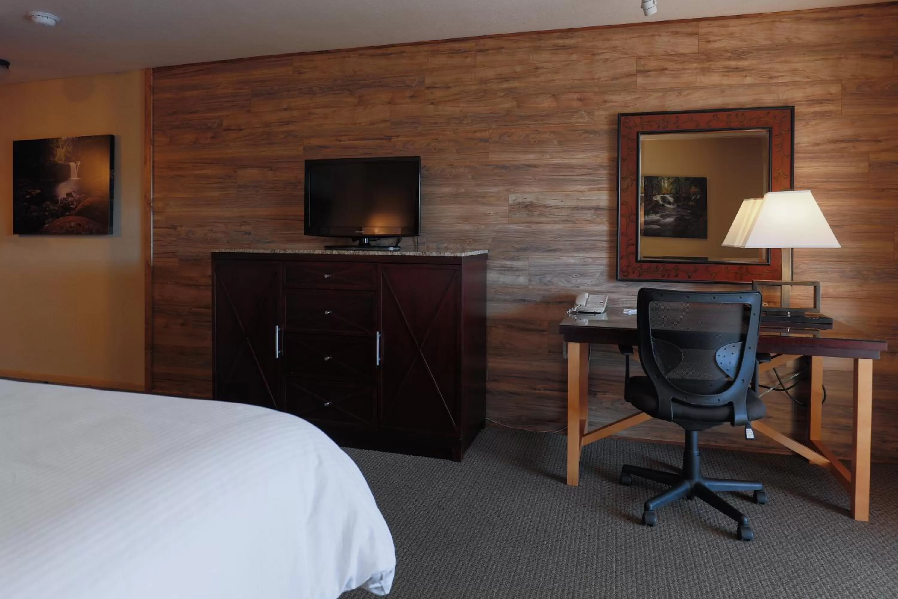 Communal lounge/ TV room, Bed in Riverside Inn