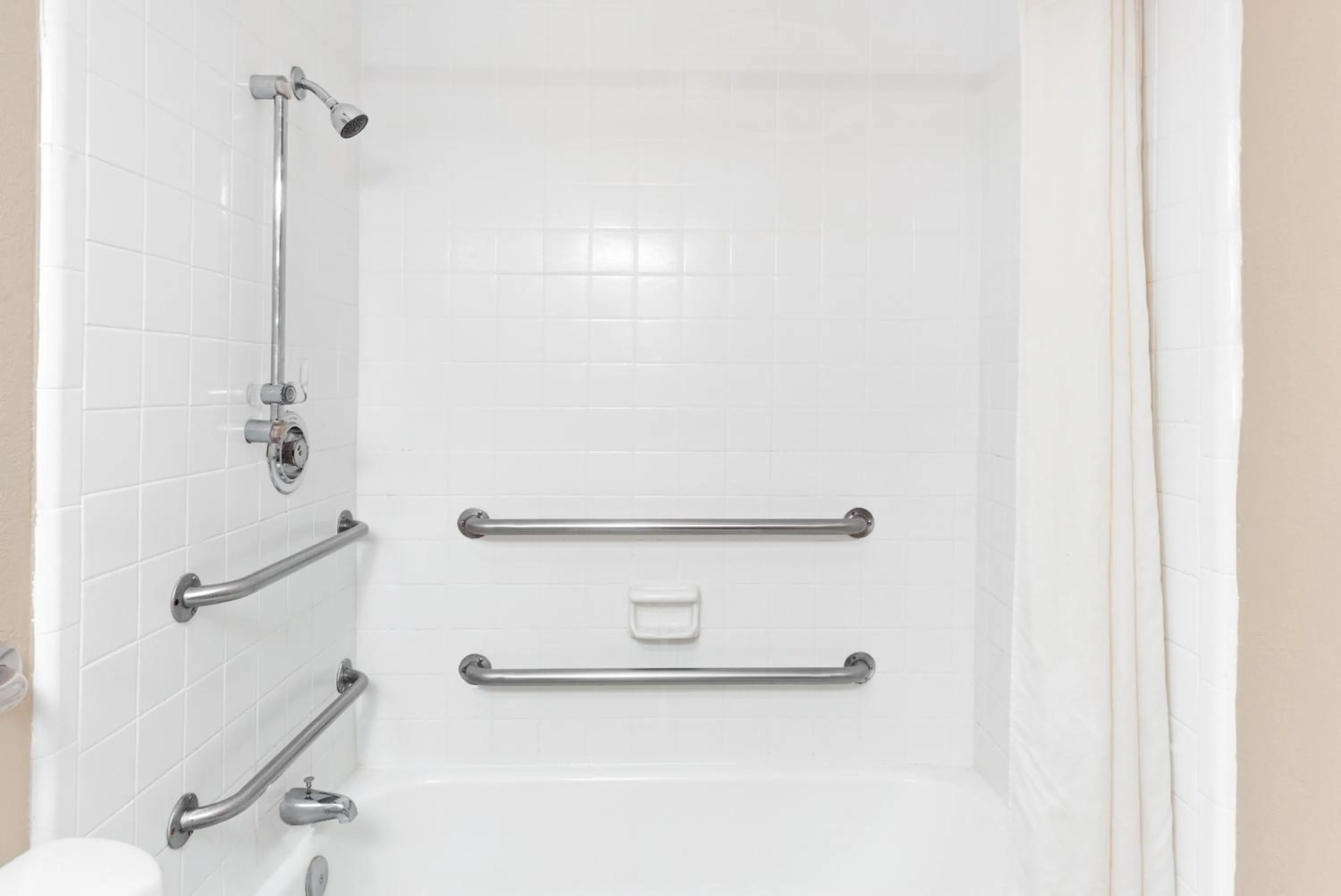 Bathroom in Super Inn & Suites Carrollton,West Georgia