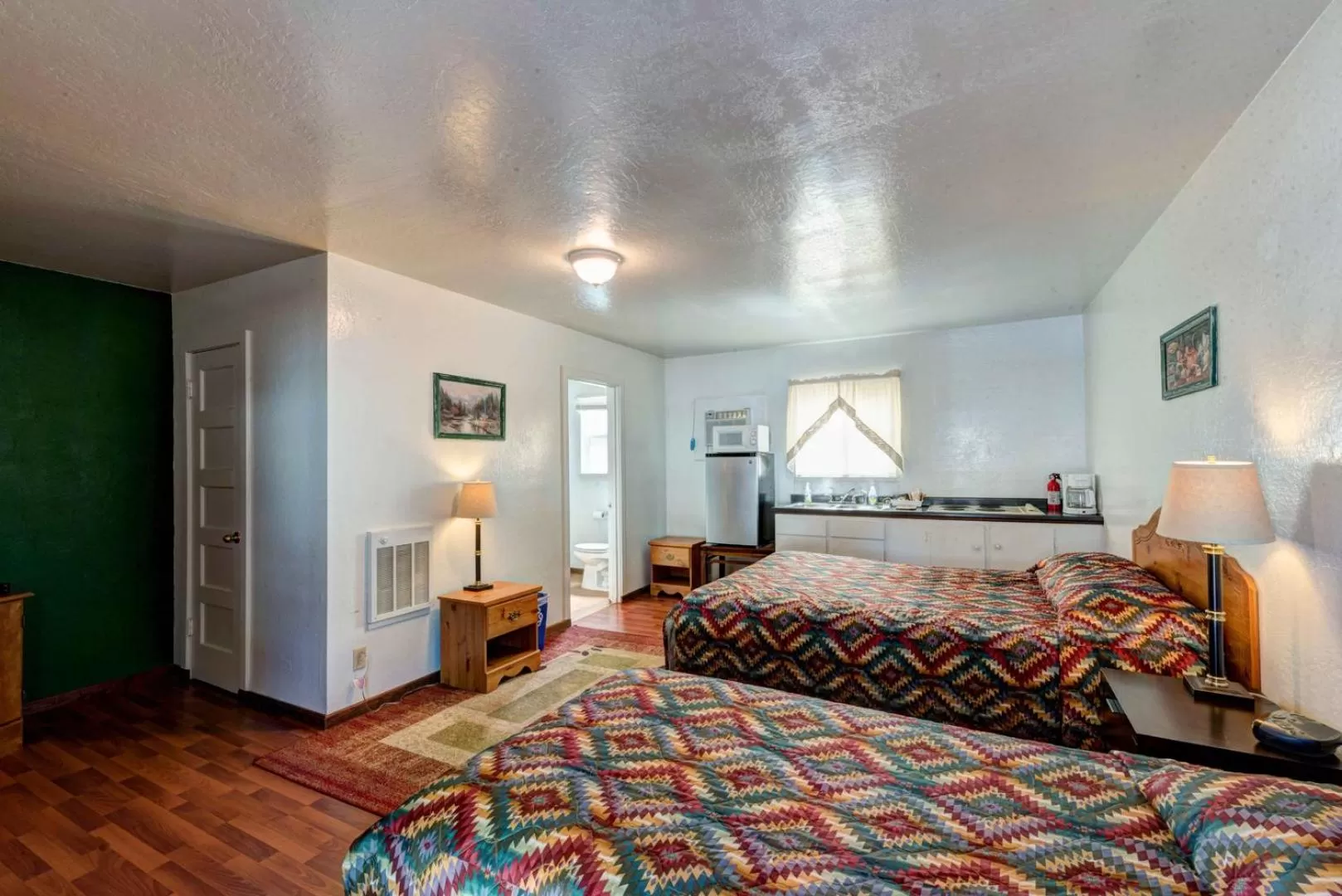 Bed in Lake Shasta Lodge