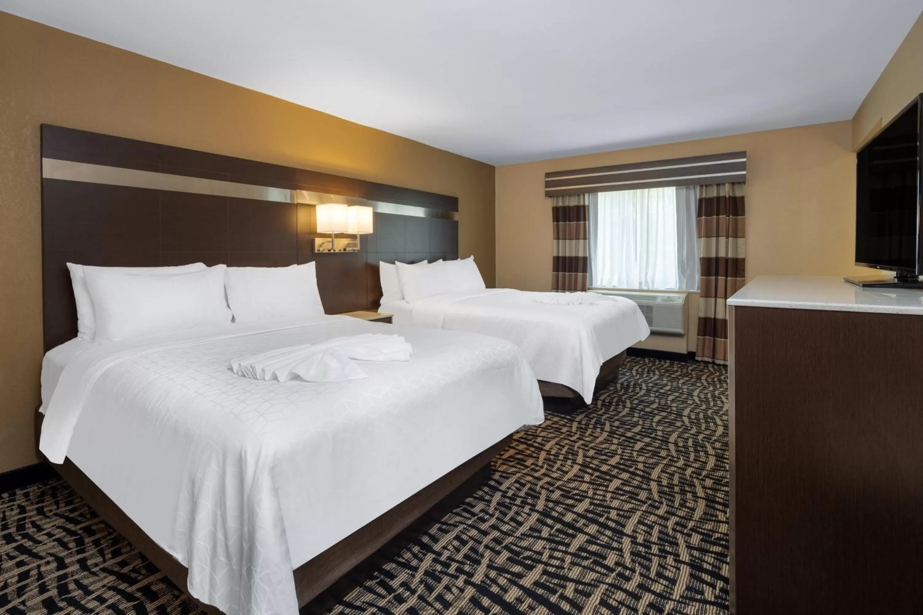 Photo of the whole room, Bed in Holiday Inn Poughkeepsie by IHG