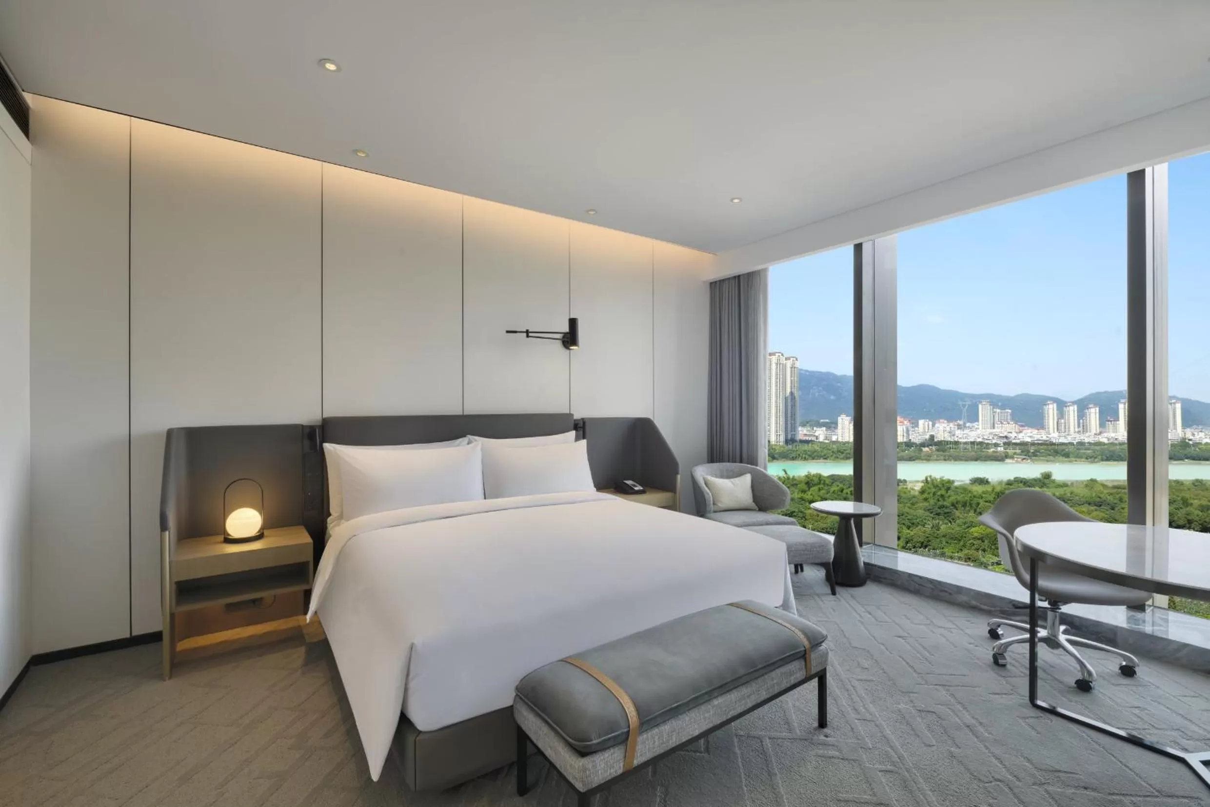 Photo of the whole room, Bed in Crowne Plaza Quanzhou Riverview by IHG