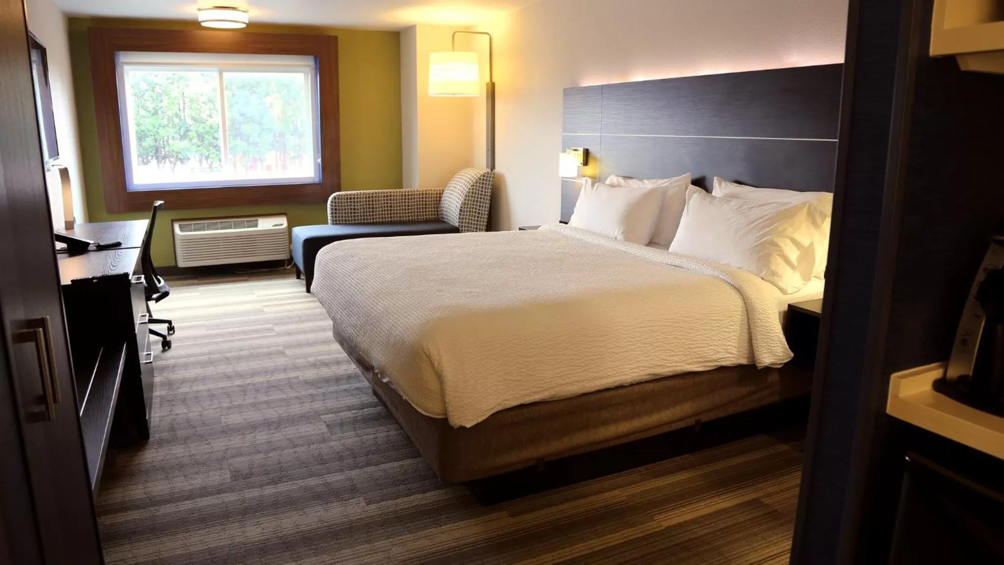 Photo of the whole room, Bed in Holiday Inn Express Newberg - Wine Country by IHG