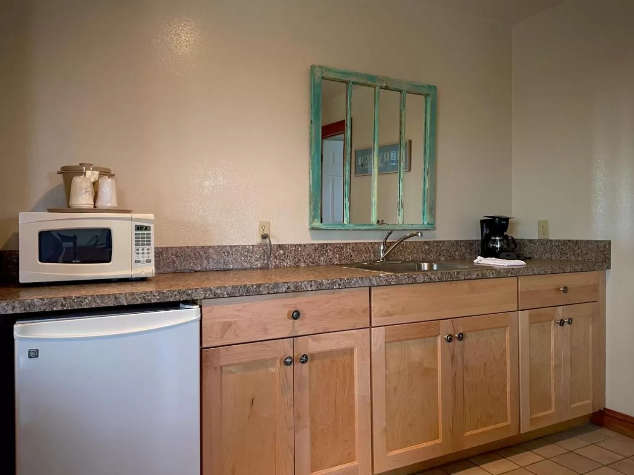 Coffee/tea facilities in Pony Island Inn