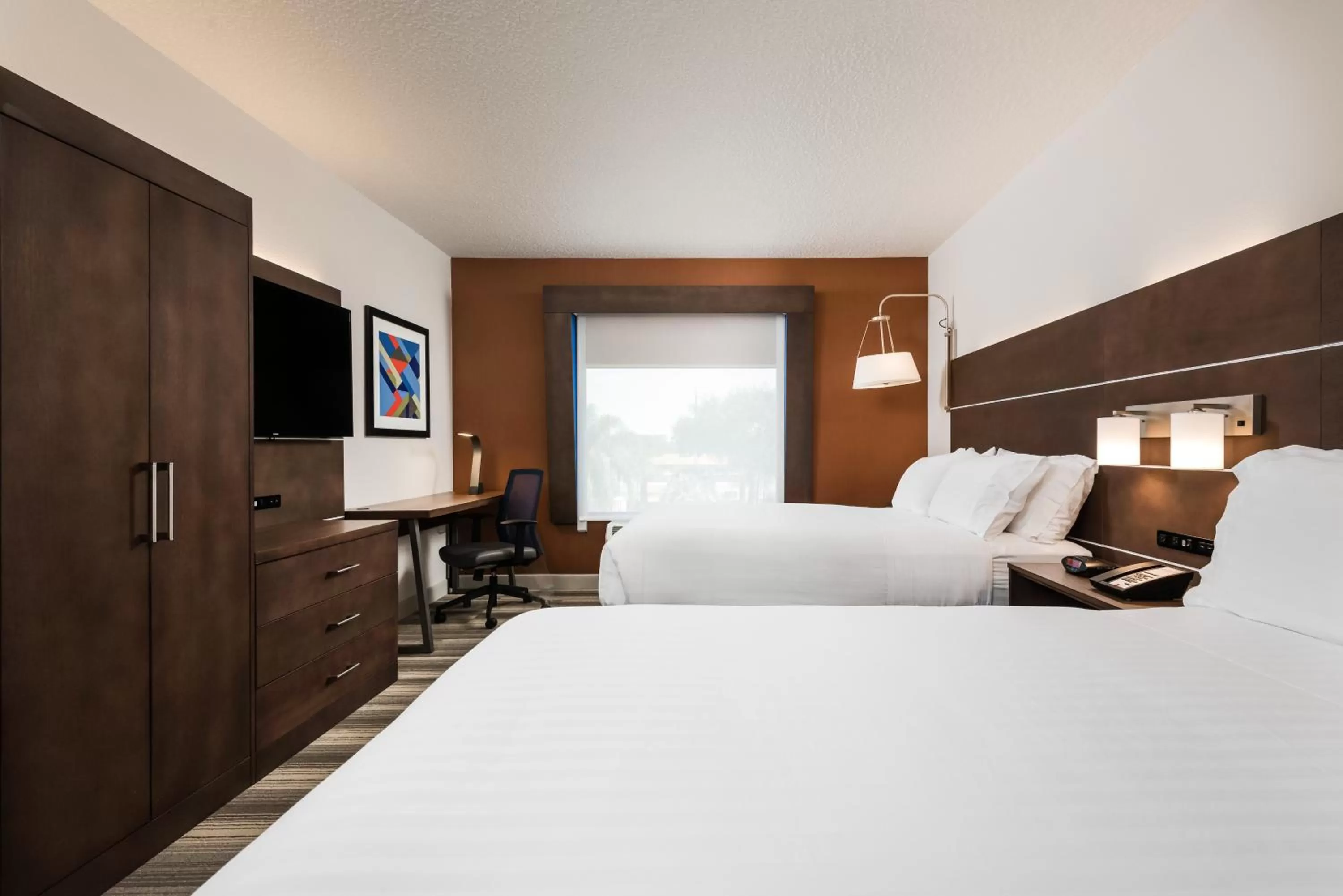 Bed in Holiday Inn Express Hotel & Suites Bartow by IHG
