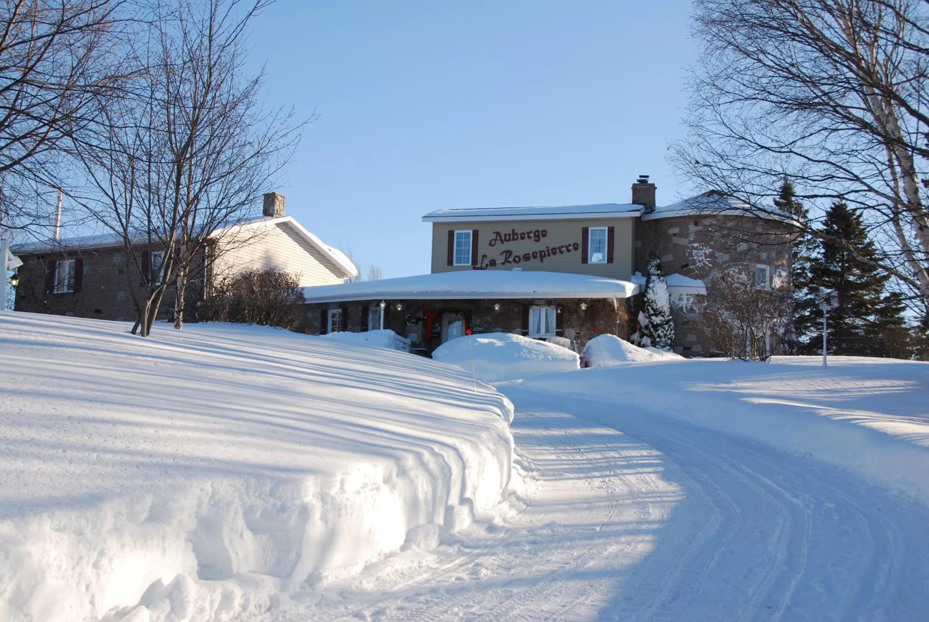 Facade/entrance, Winter in Auberge la Rosepierre bistro Henri