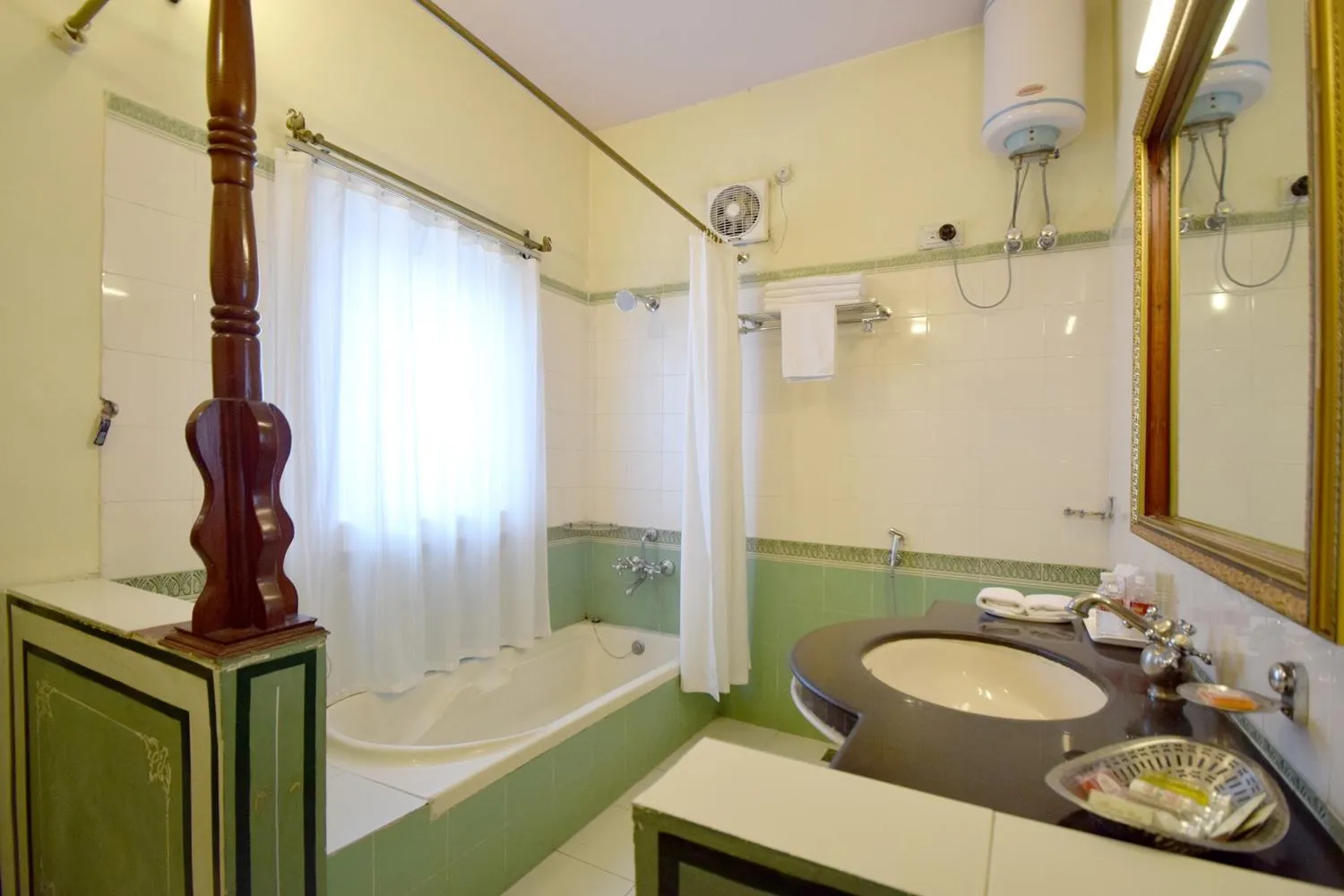 Bathroom in Hari Mahal Palace by Pachar Group