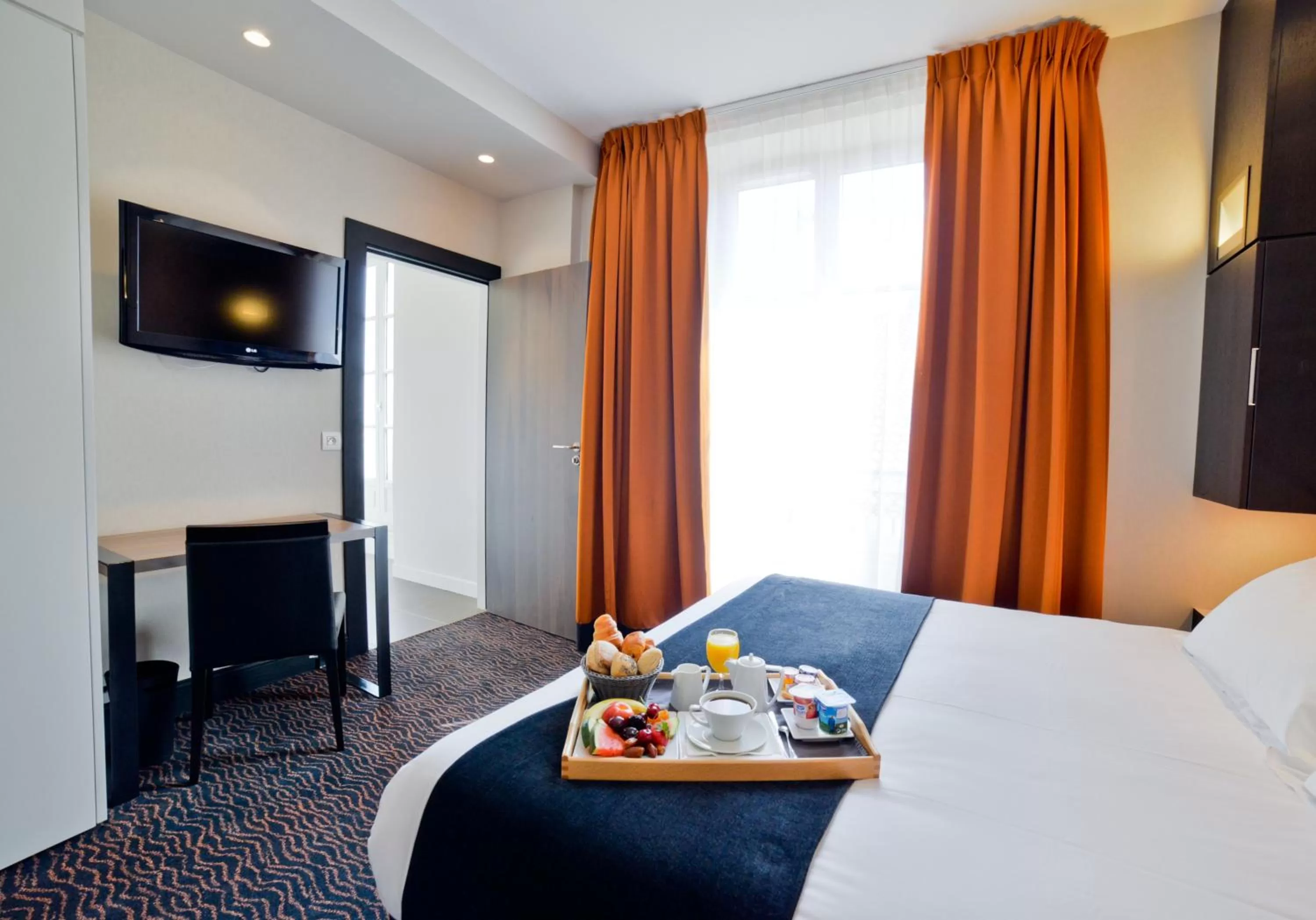 Photo of the whole room, Bed in Hôtel Mercure Bayonne Centre Le Grand Hotel