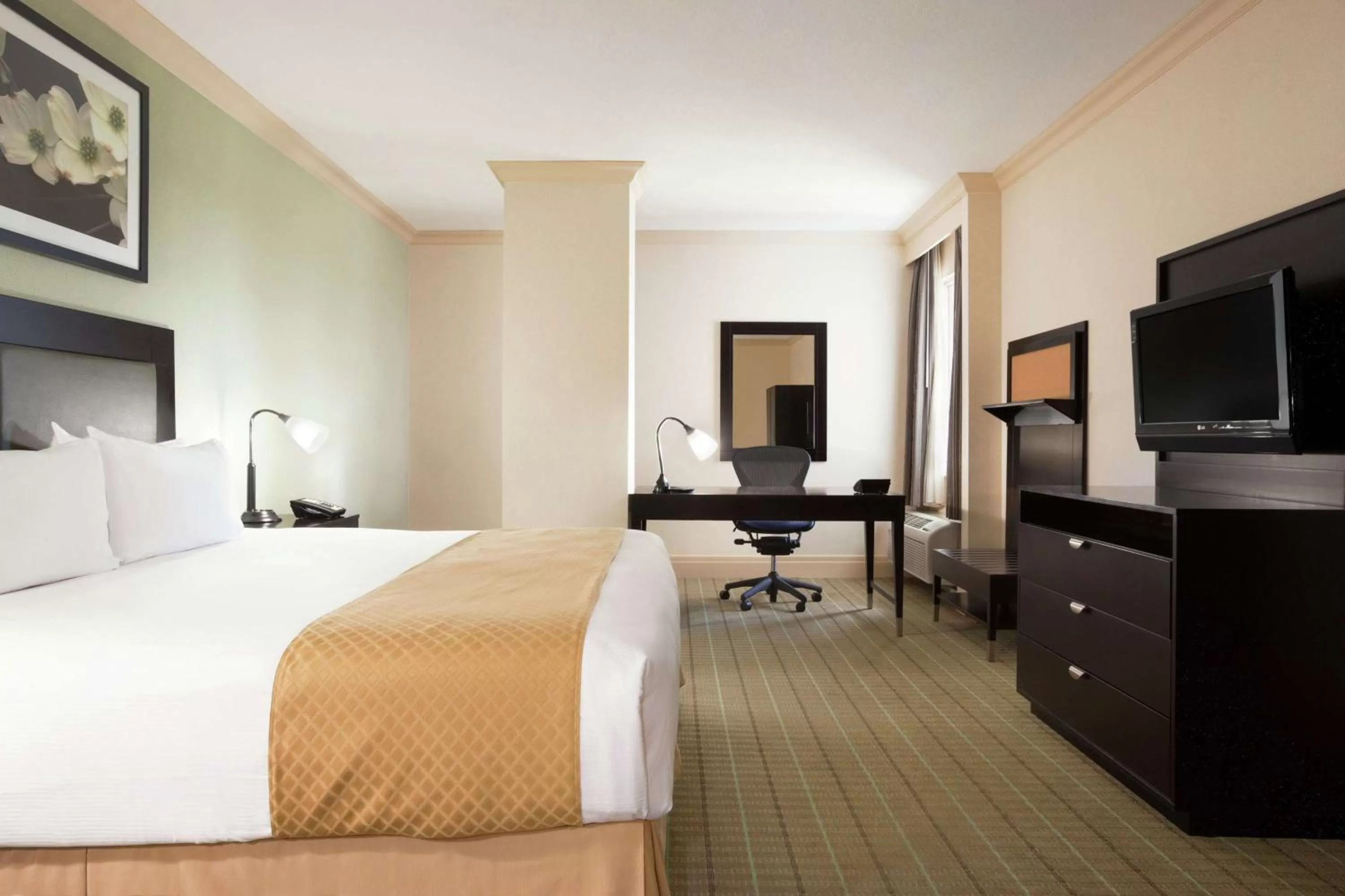Bed in DoubleTree by Hilton Hotel Dallas - Love Field