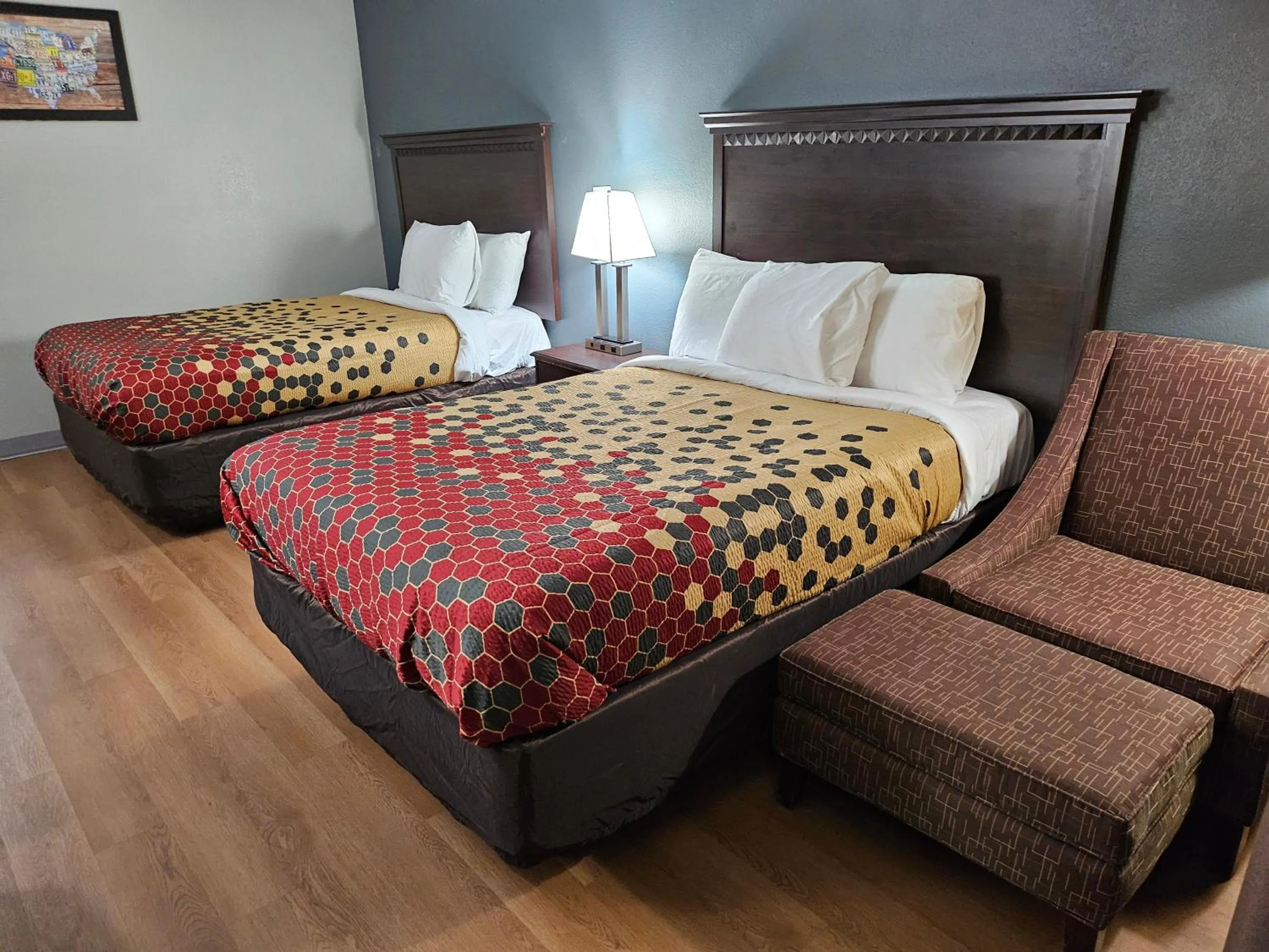 Photo of the whole room, Bed in Econo Lodge Biltmore