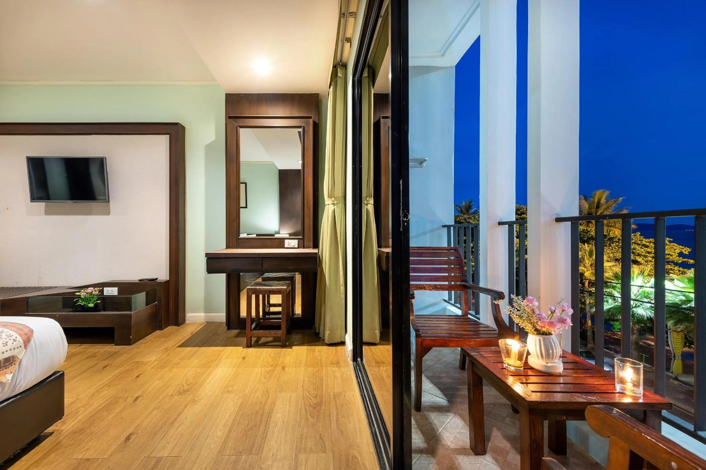 Balcony/Terrace, Bed in The Jomtien Twelve