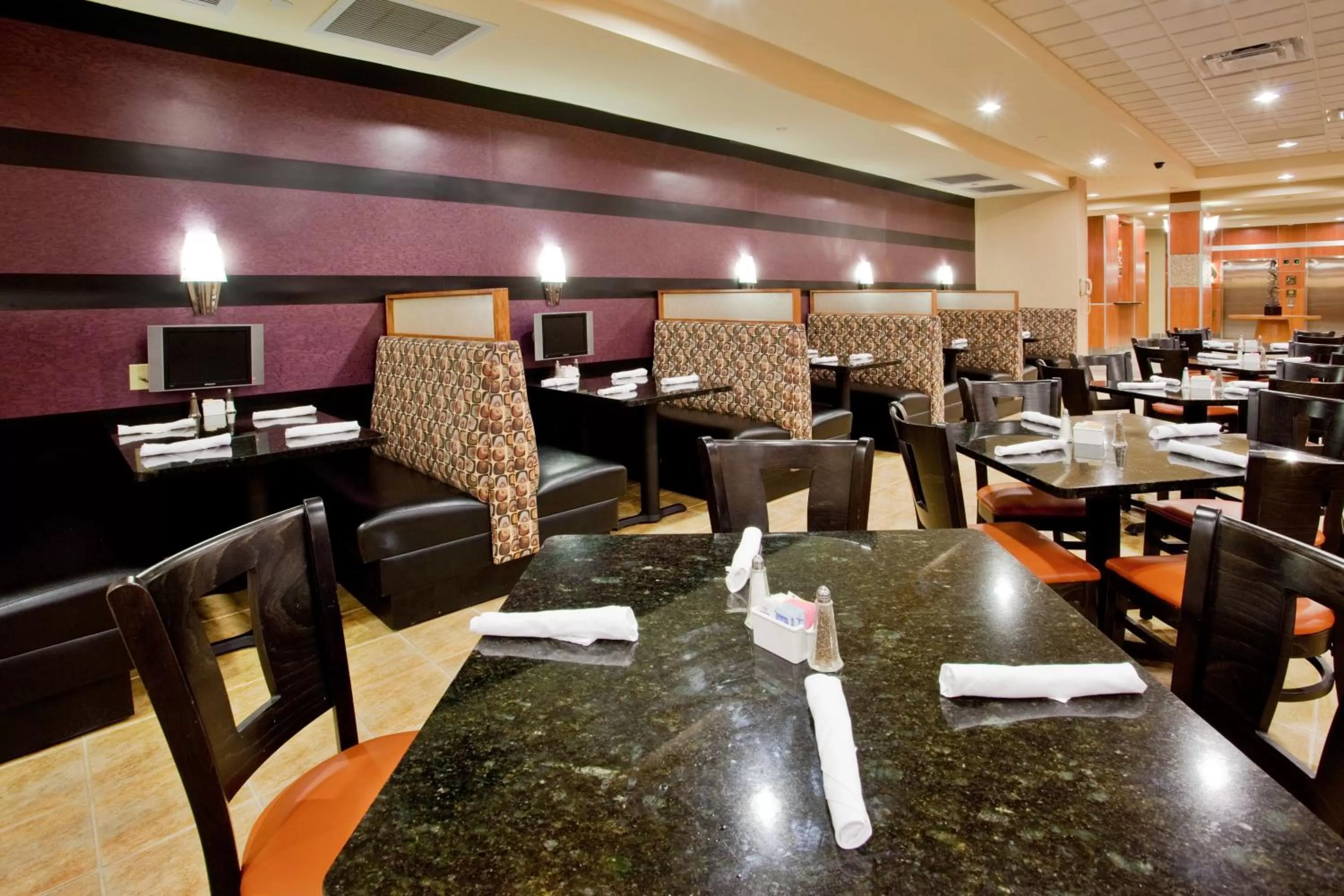 Restaurant/places to eat in Holiday Inn Hotel & Suites Gateway by IHG
