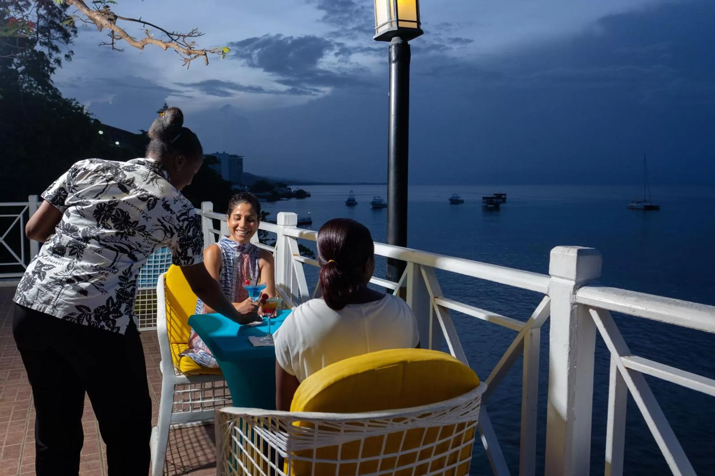 Lounge or bar in Hibiscus Lodge Hotel