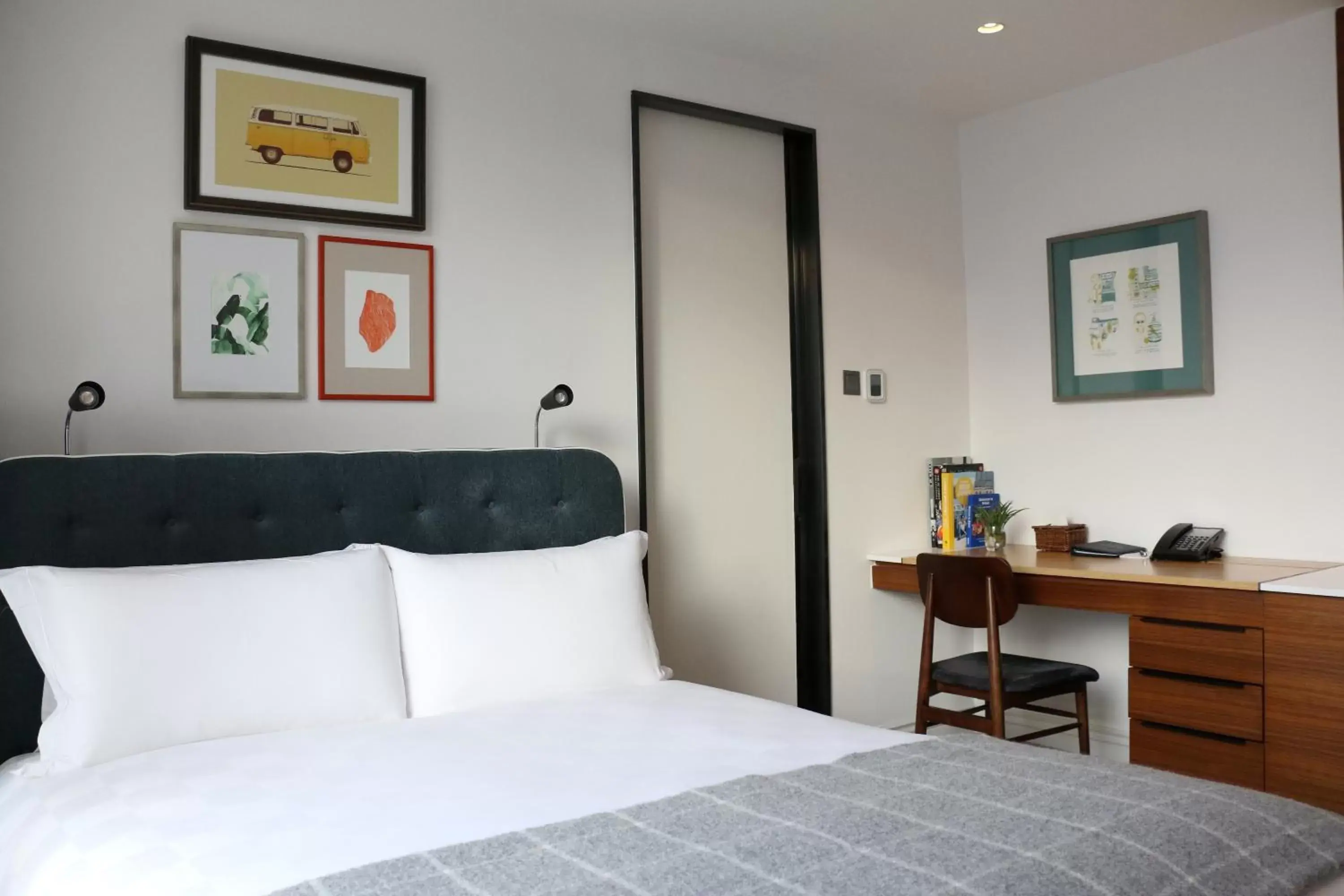 Corner Studio with Partial Harbor View in Little Tai Hang Corner Studio with Partial Harbor View in Little Tai Hang