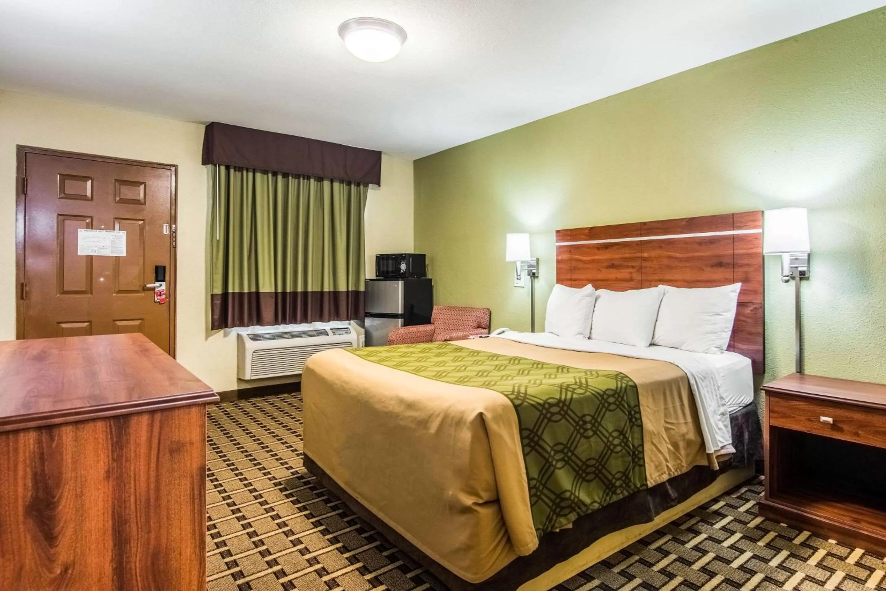 Photo of the whole room, Bed in Econo Lodge Jasper