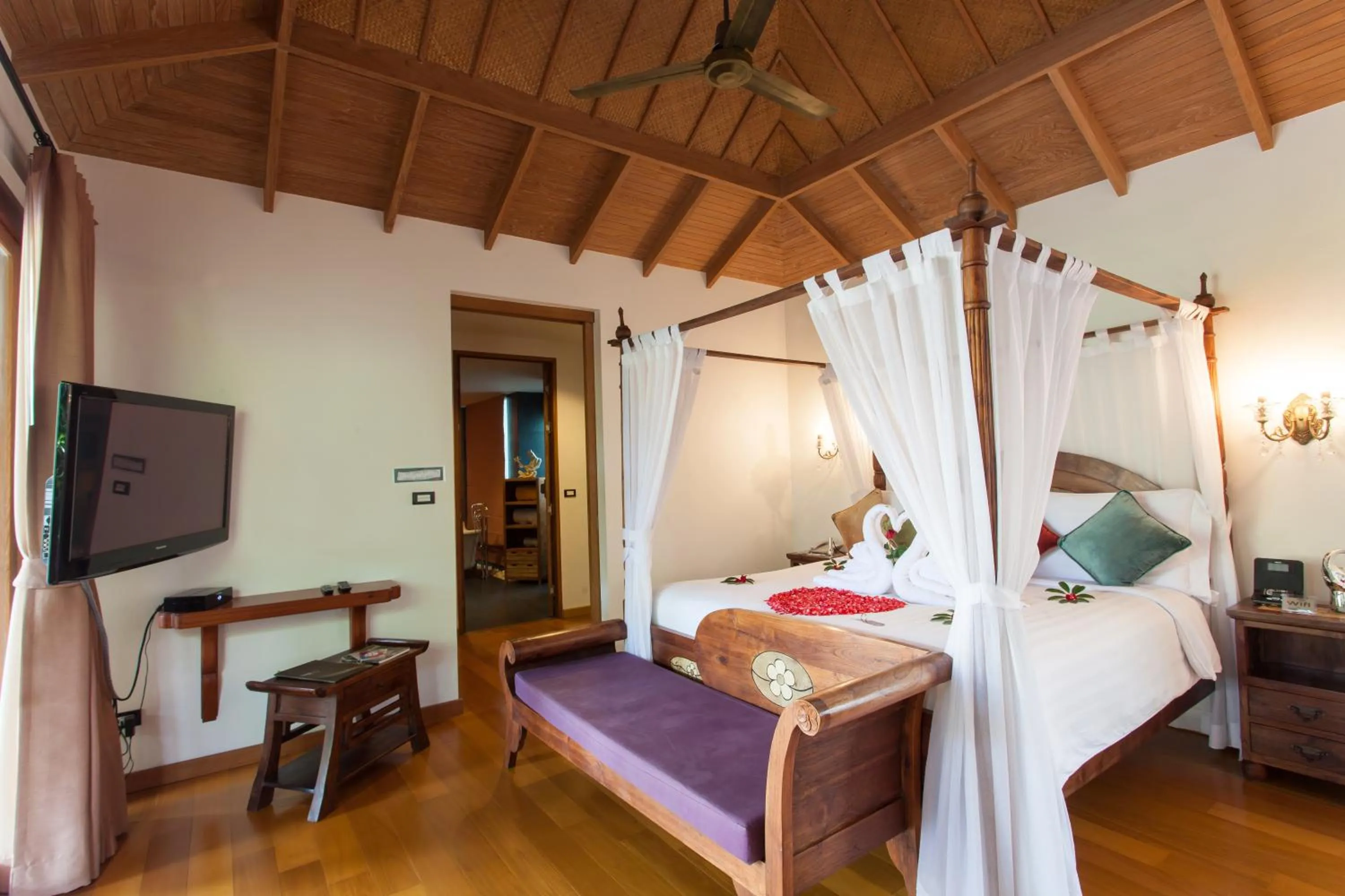 Bed in Tango Luxe Beach Villa, Koh Samui