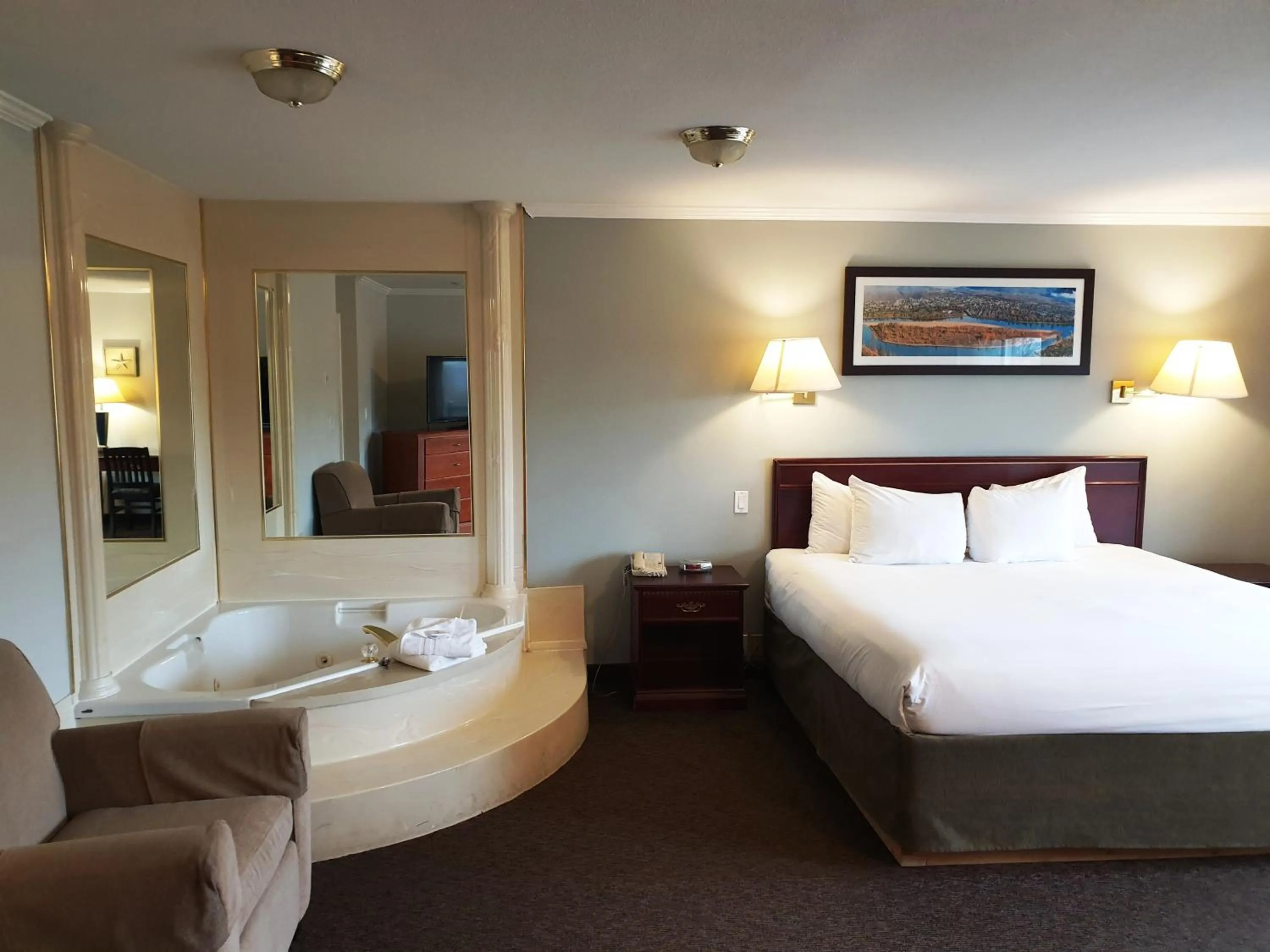 Jacuzzi King Room with Balcony  in Riverland Inn & Suites