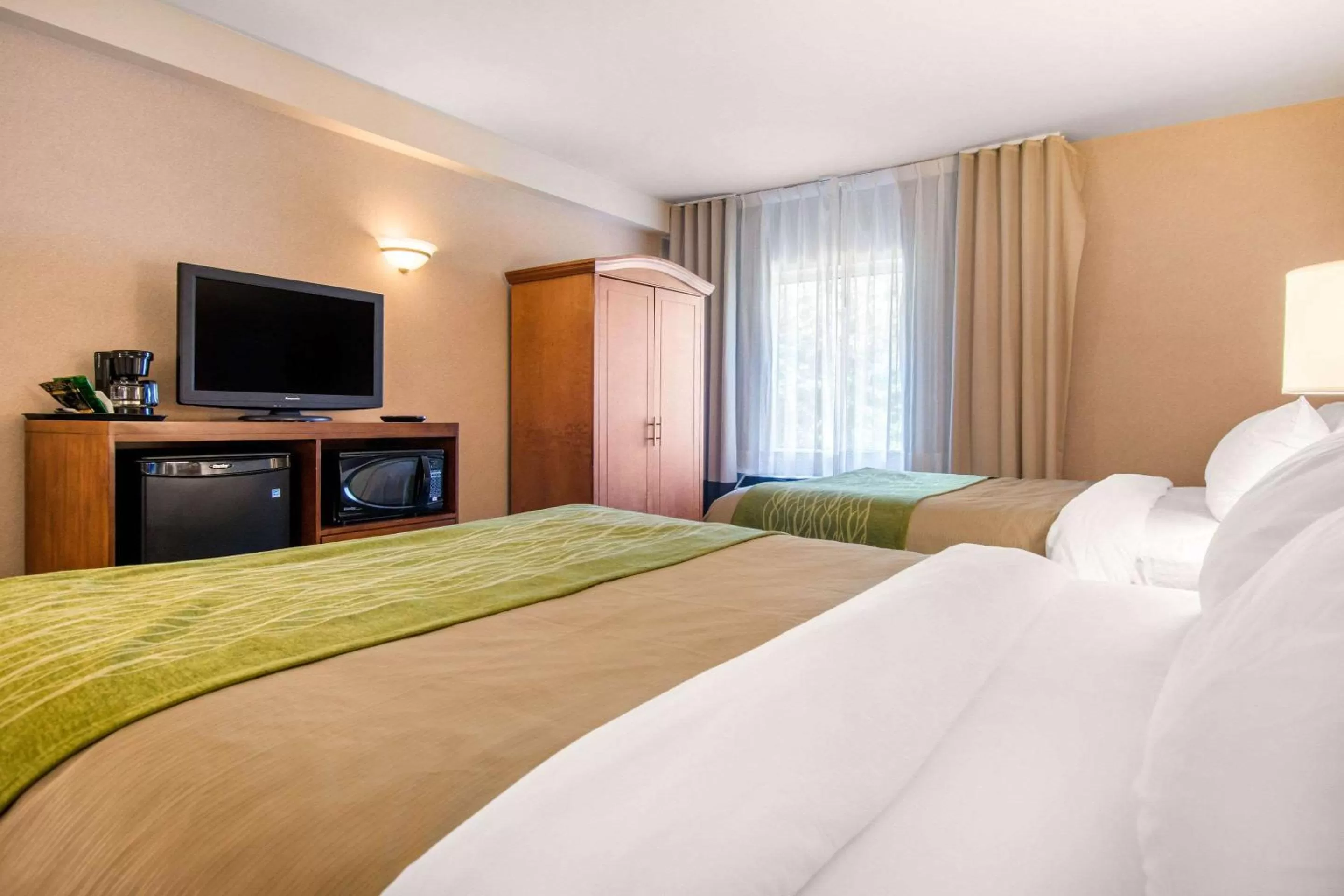 Photo of the whole room, Bed in Comfort Inn & Suites Shawinigan