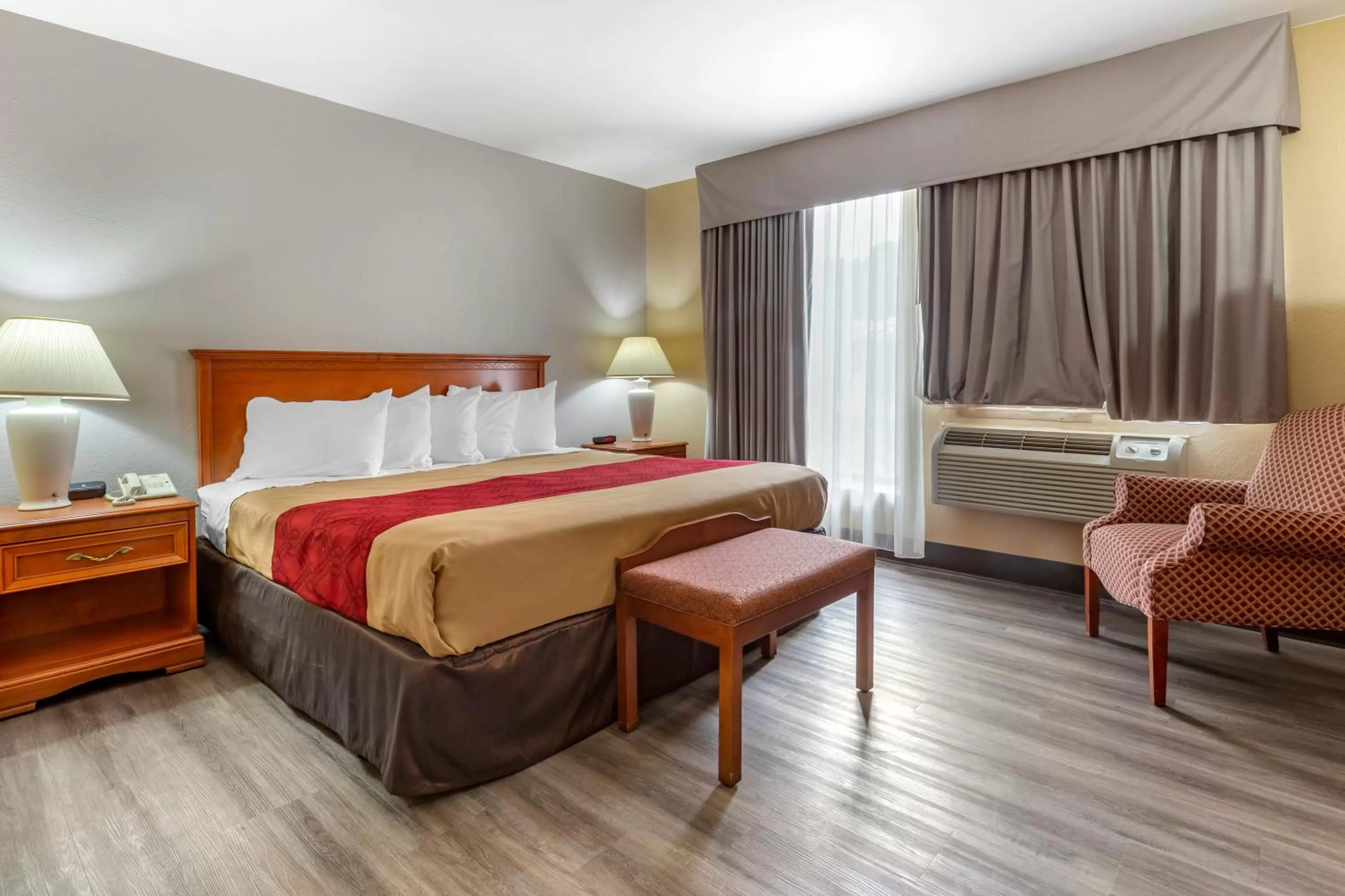 Bedroom, Bed in Econo Lodge & Suites Southern Pines - Pinehurst