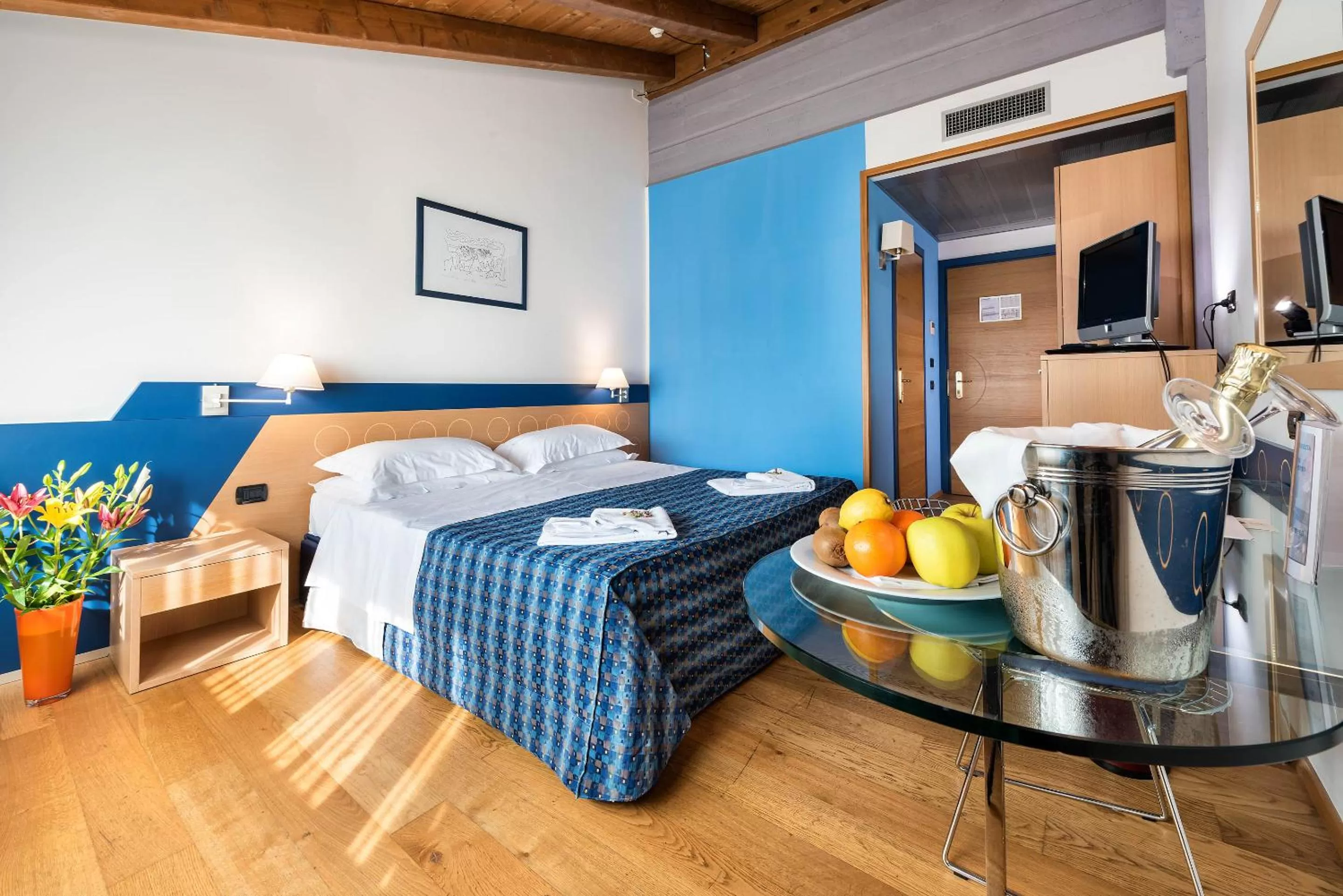 Photo of the whole room, Bed in West Point Airport Hotel