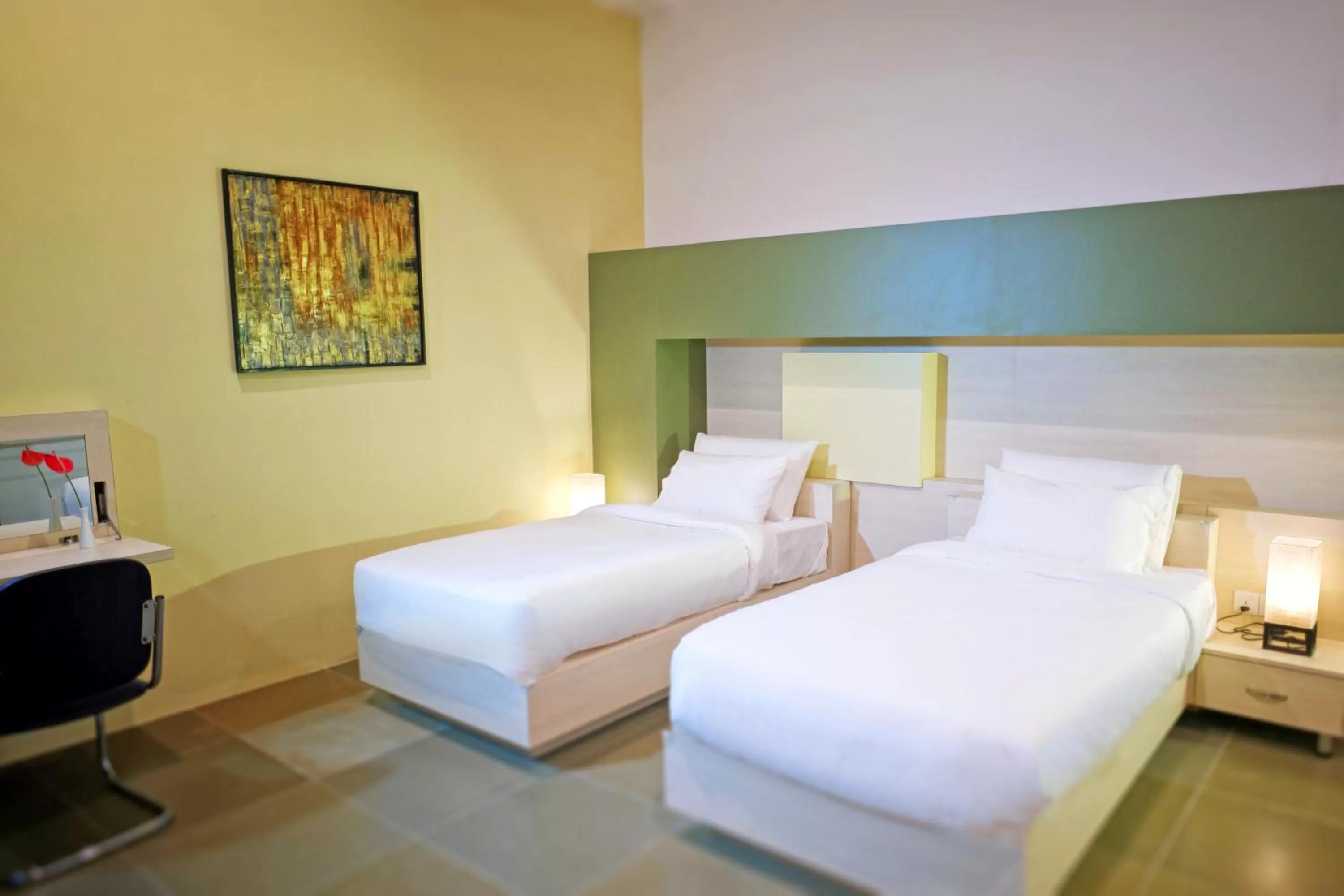 Garden view, Bed in Harmony Valley Retreat